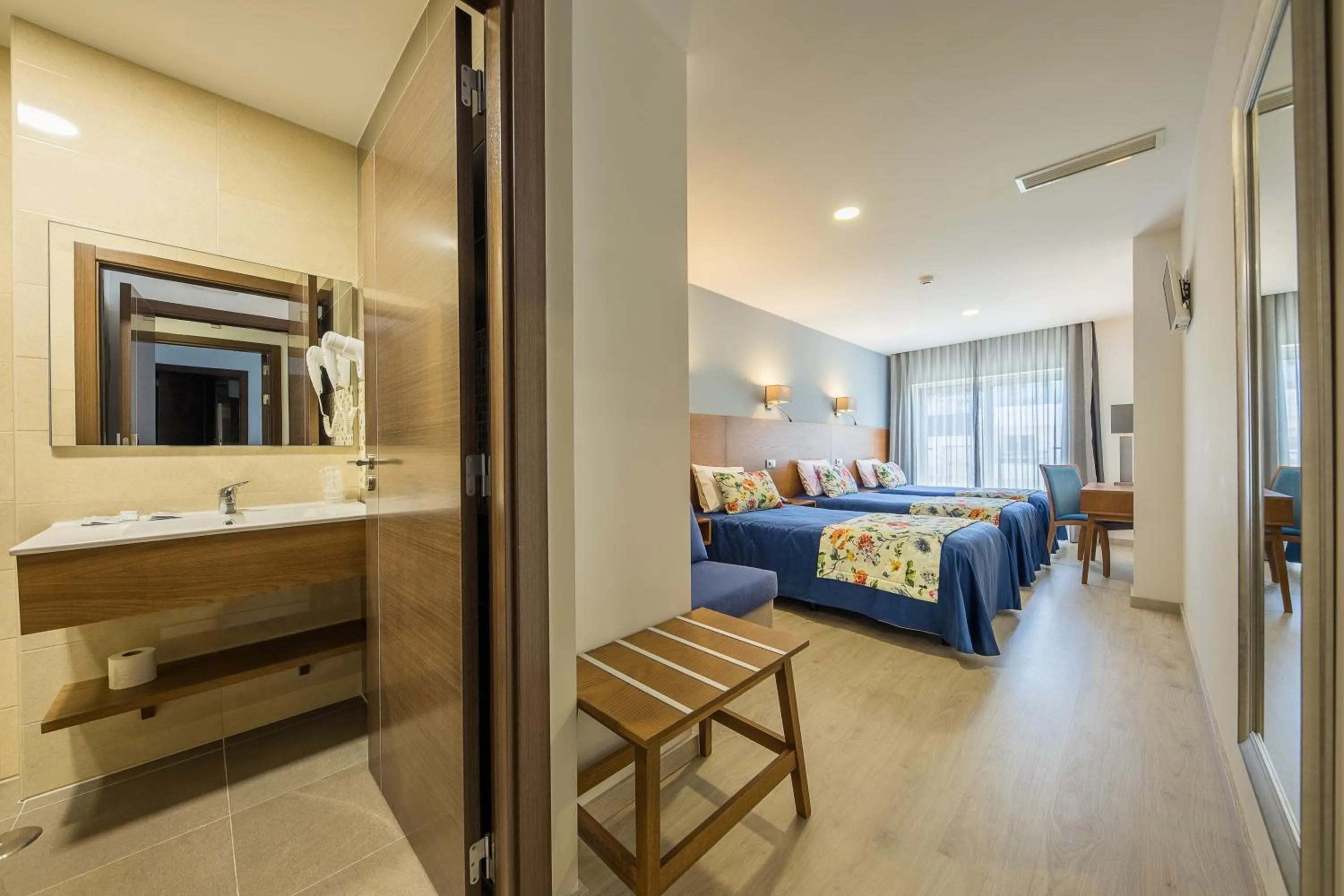 Bathroom, Bed in Hotel Santo António de Pádua