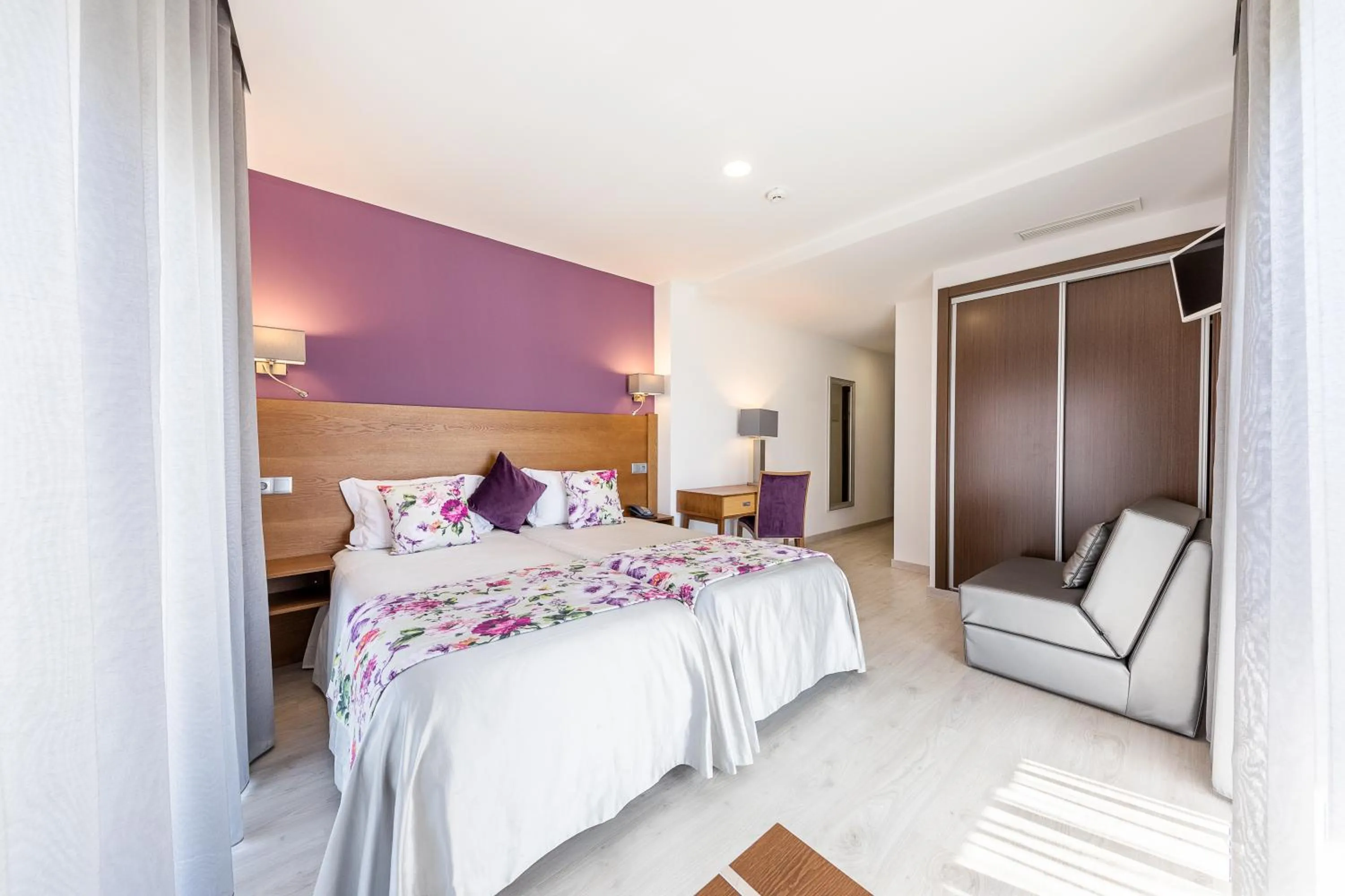 Toilet, Bed in Hotel Santo António de Pádua