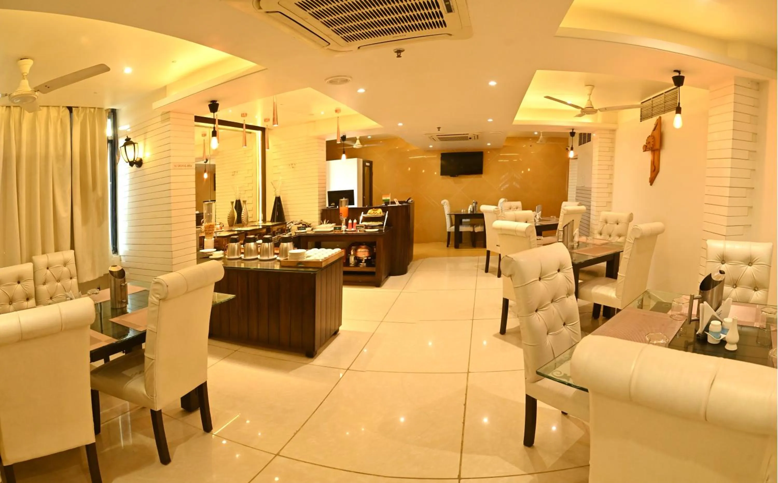 Restaurant/places to eat in Hotel Amrta