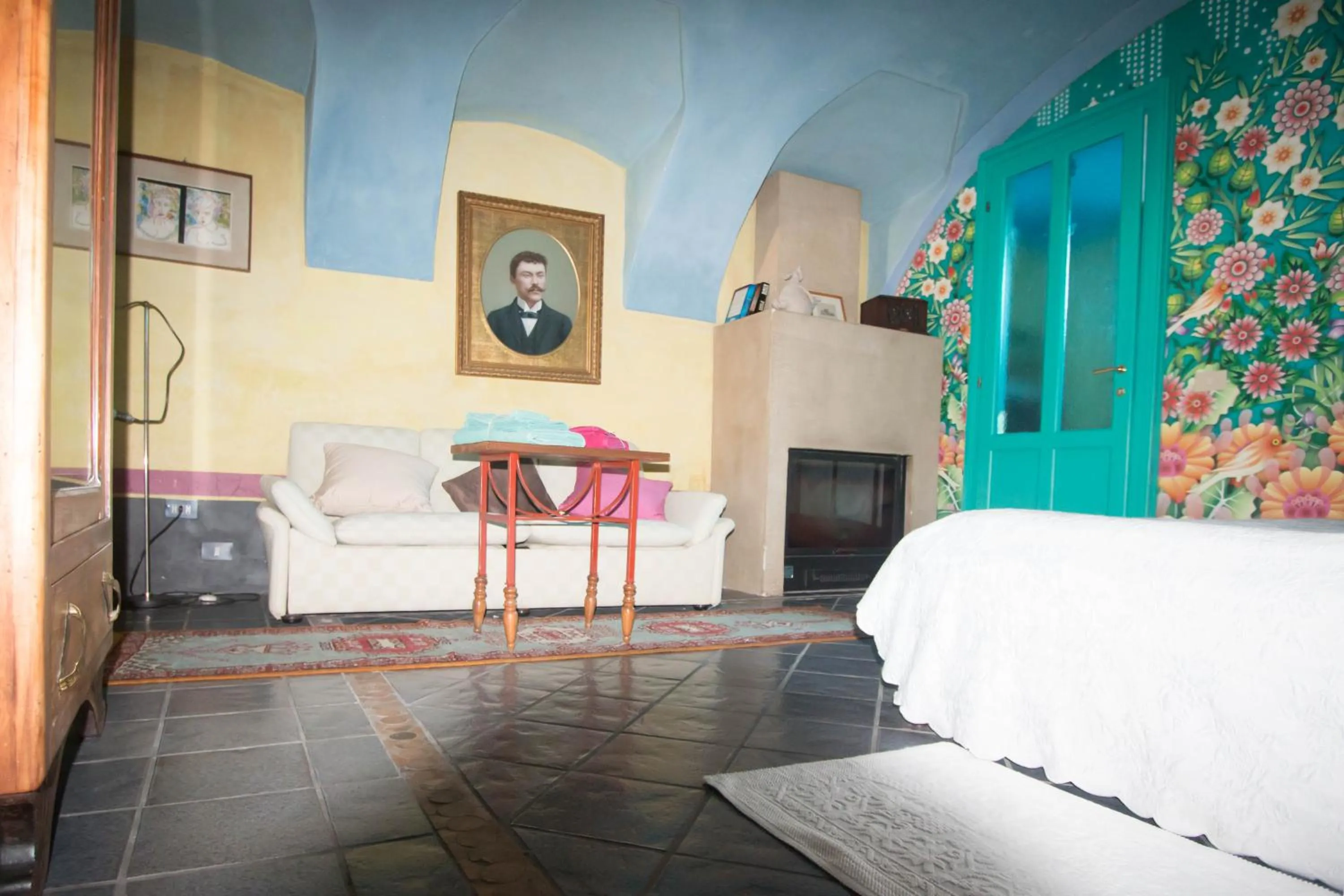 Photo of the whole room in Lunafragola Atelier B&B