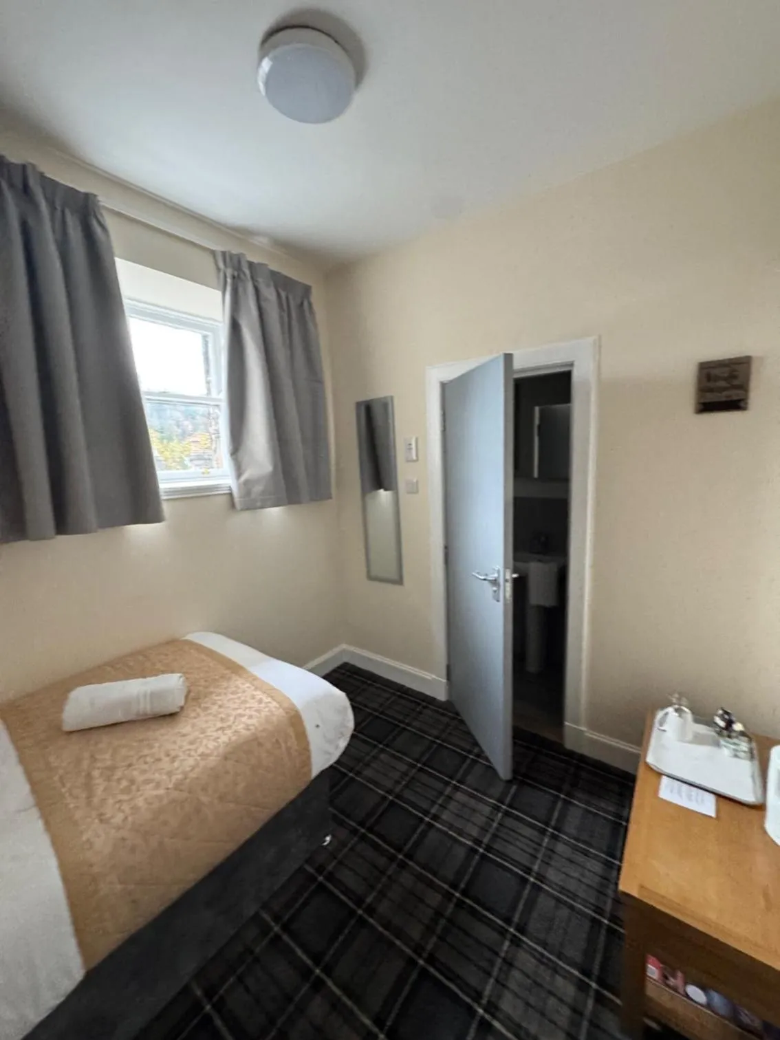 Bedroom, Bed in Royal Hotel