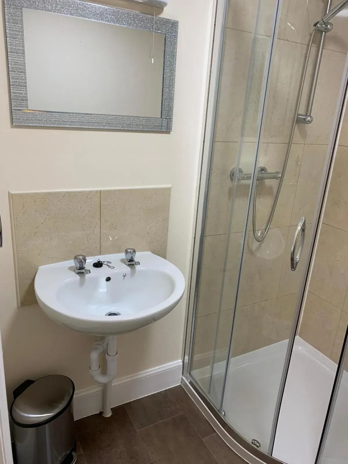 Basic Single Room in Waverley Inn Lodge Basic Single Room in Waverley Inn Lodge