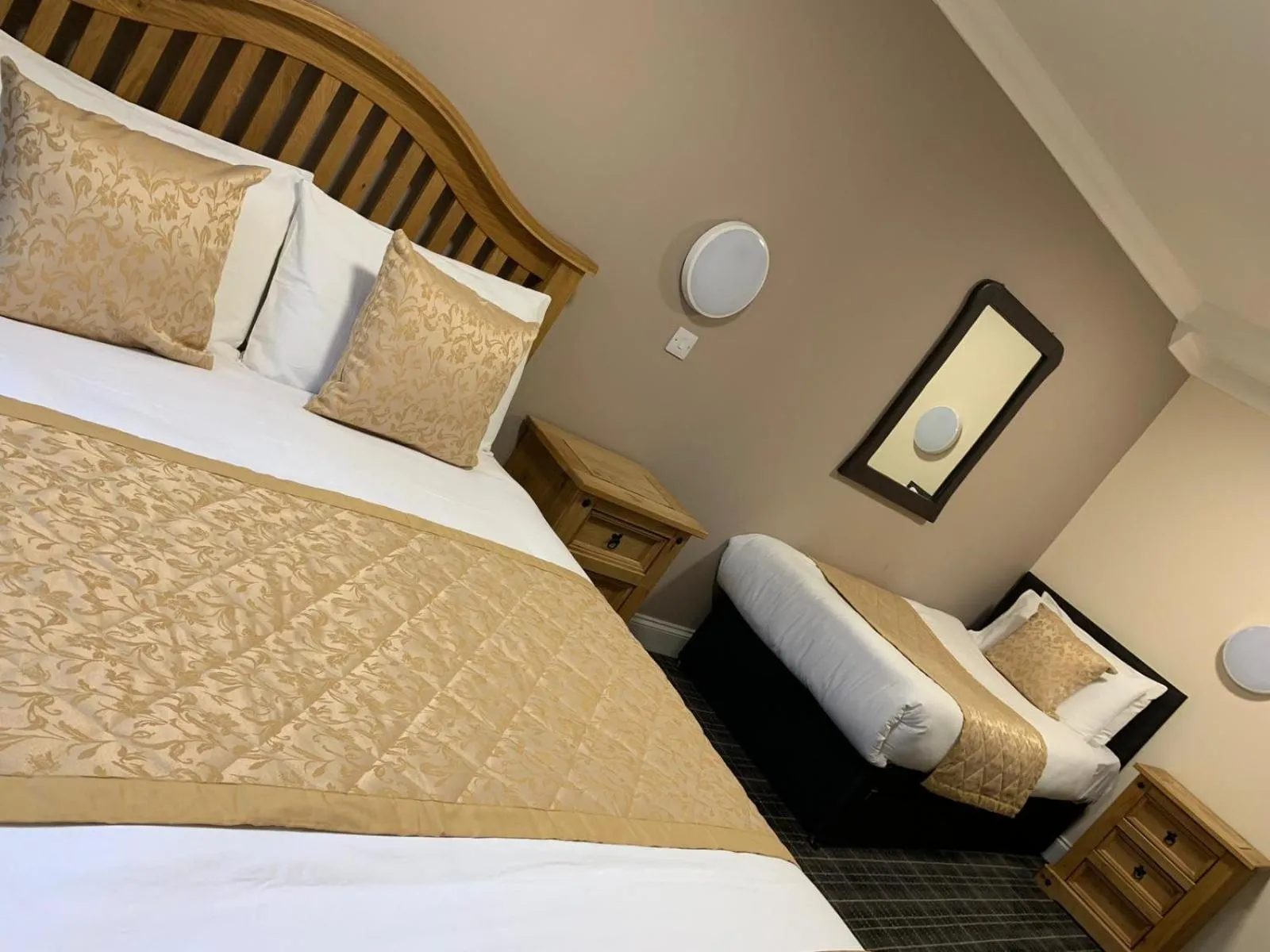 Photo of the whole room, Bed in Waverley Inn Lodge