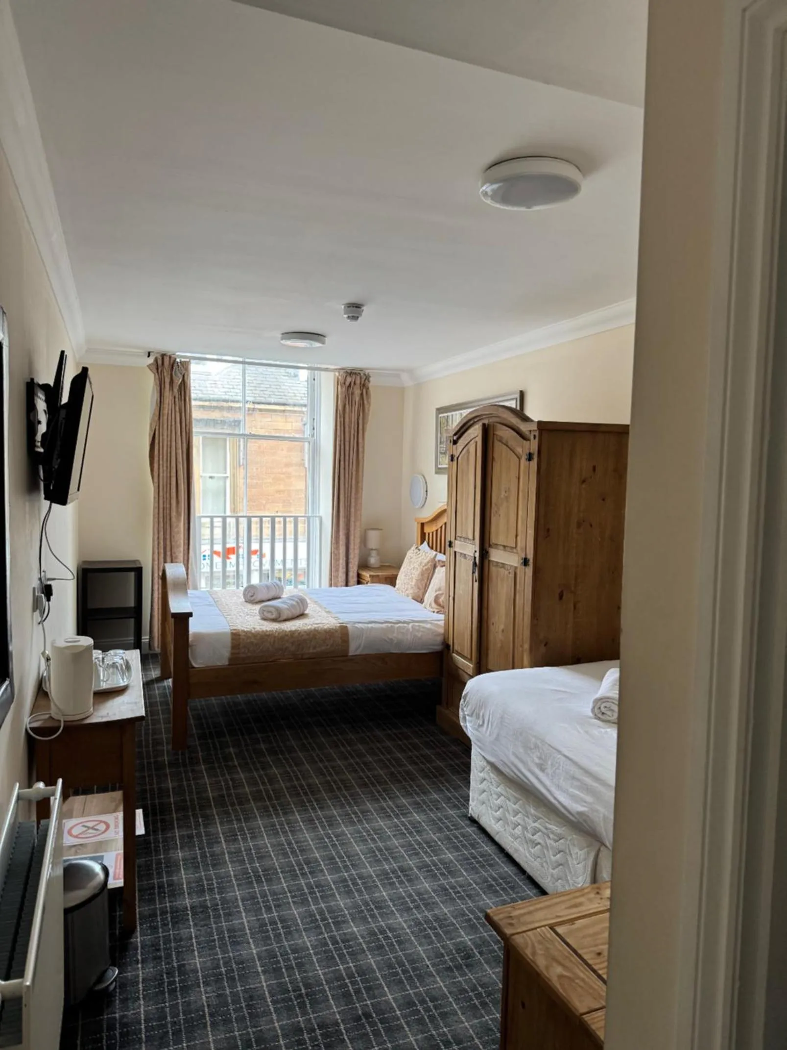 Bedroom, Bed in Royal Hotel