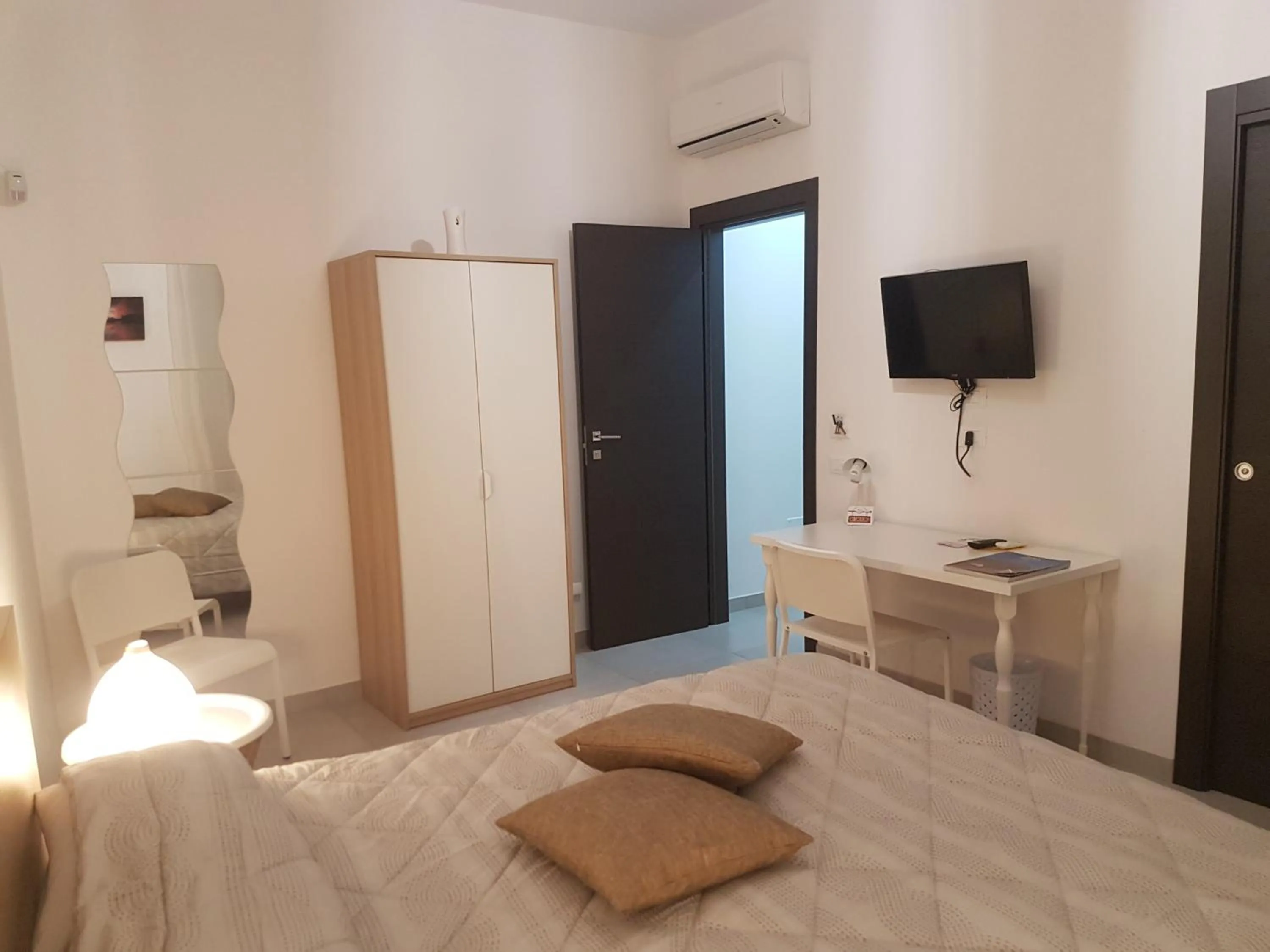 Photo of the whole room, Bed in Buonaluna B&B