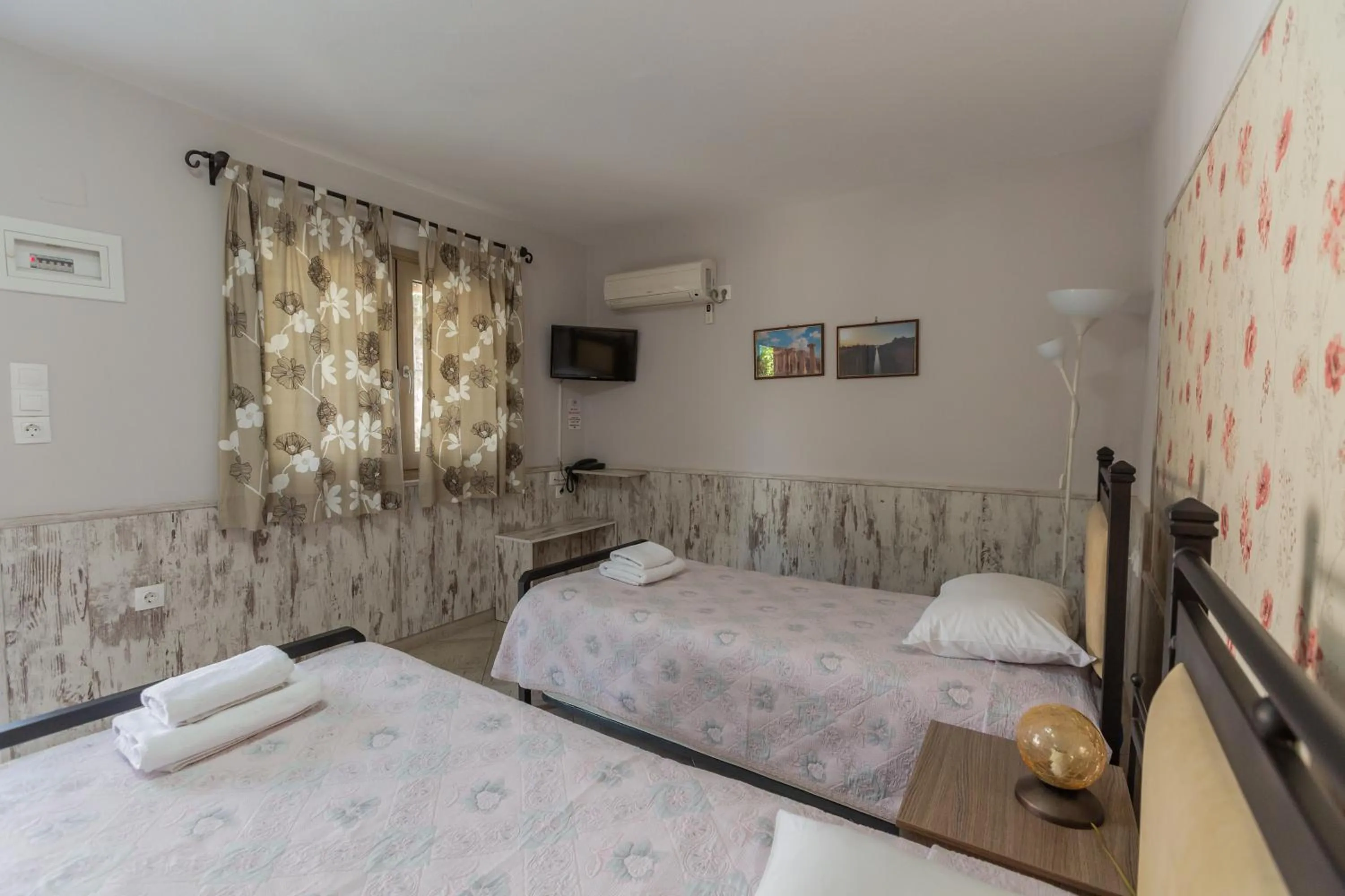 Photo of the whole room, Bed in Pegasus Rooms