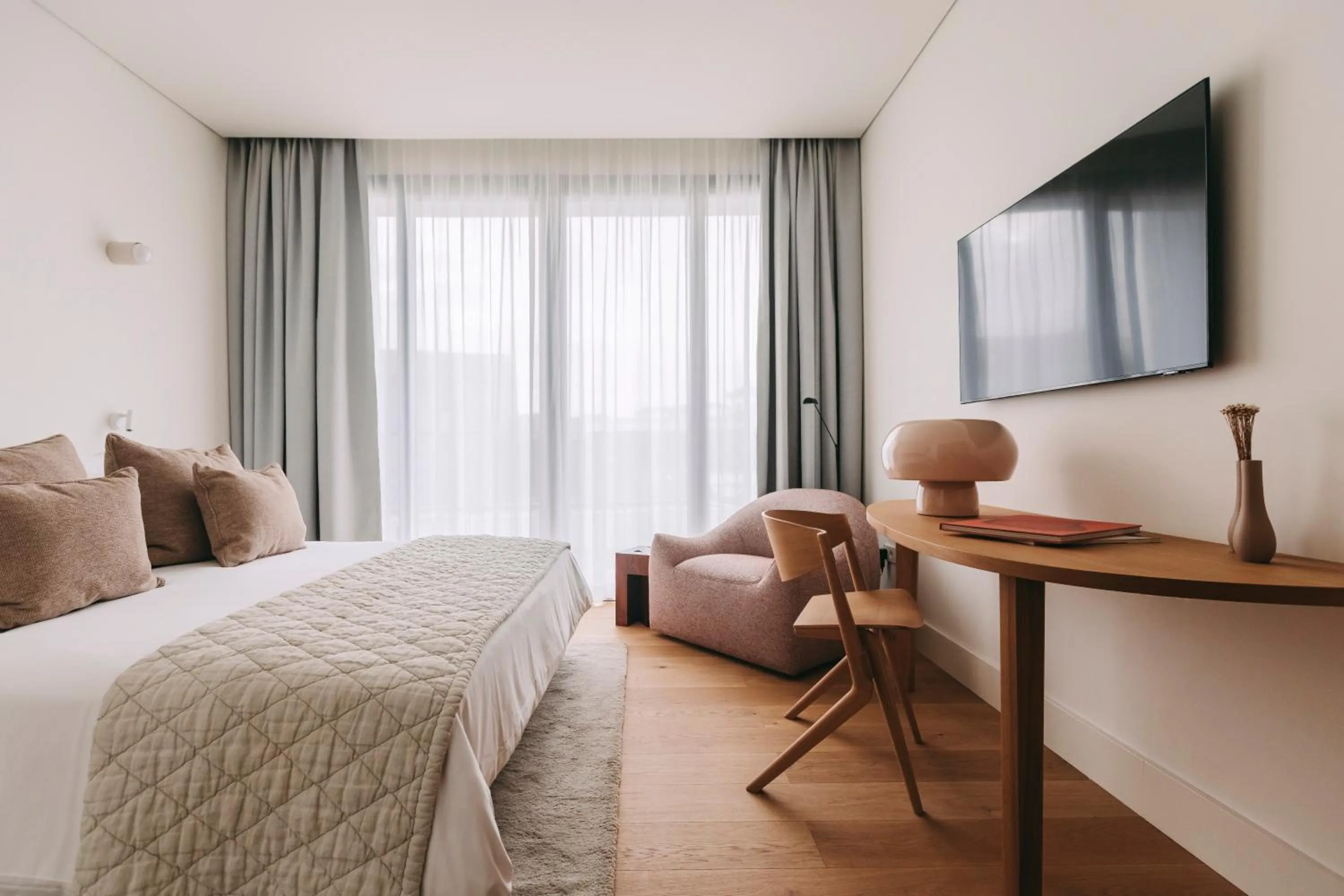 Photo of the whole room, Bed in LENSCAPE Coterie