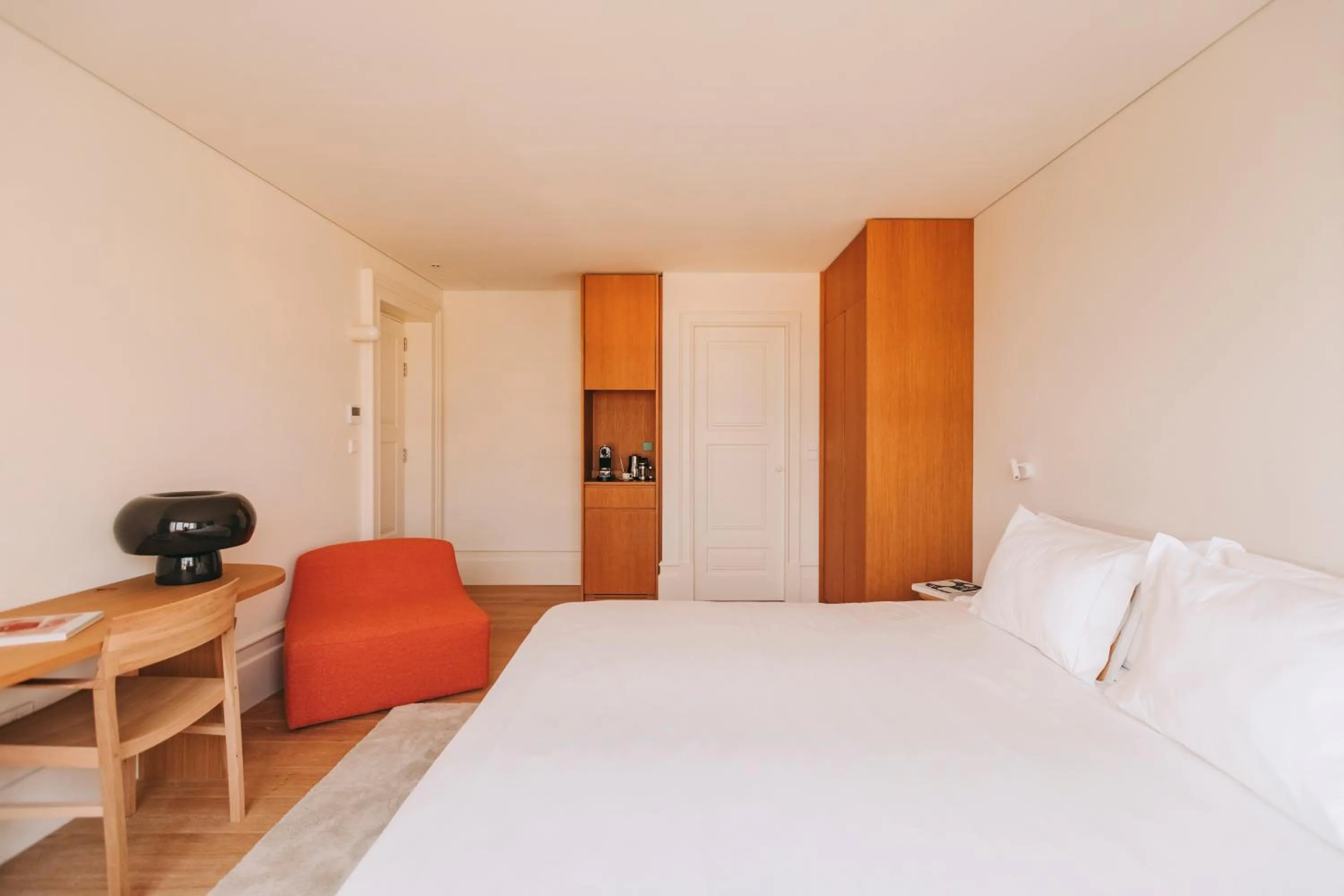 Photo of the whole room, Bed in LENSCAPE Coterie