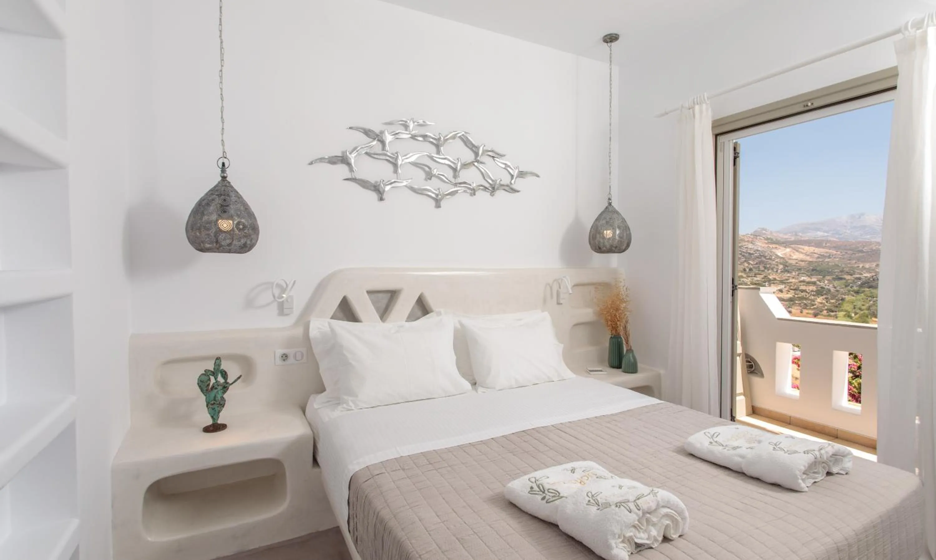 Bed in Halcyon Suites and Villas Naxos