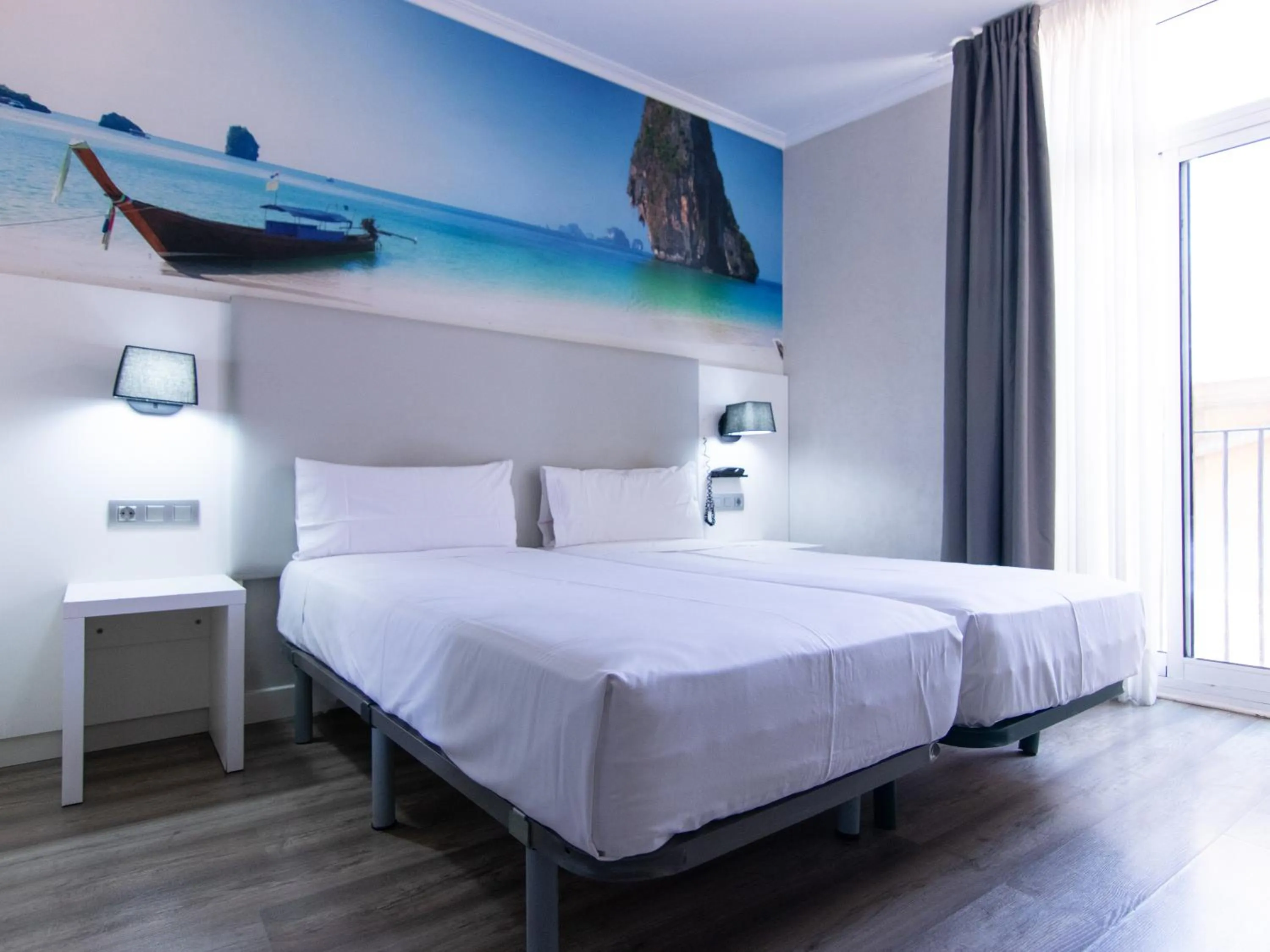 Photo of the whole room, Bed in Standbyme Ramblas