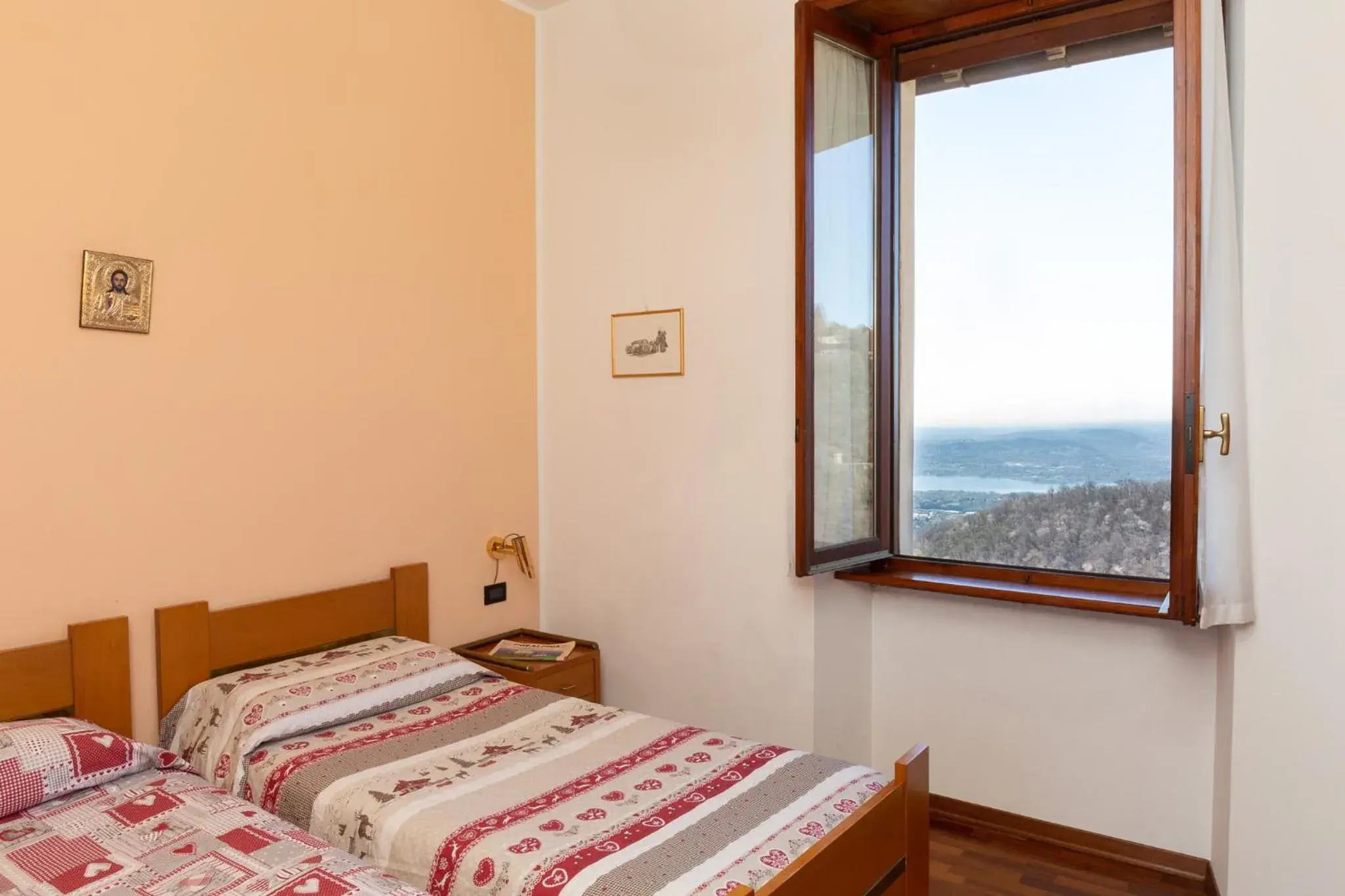 Deluxe Twin Room in Albergo Sacro Monte Varese Deluxe Twin Room in Albergo Sacro Monte Varese