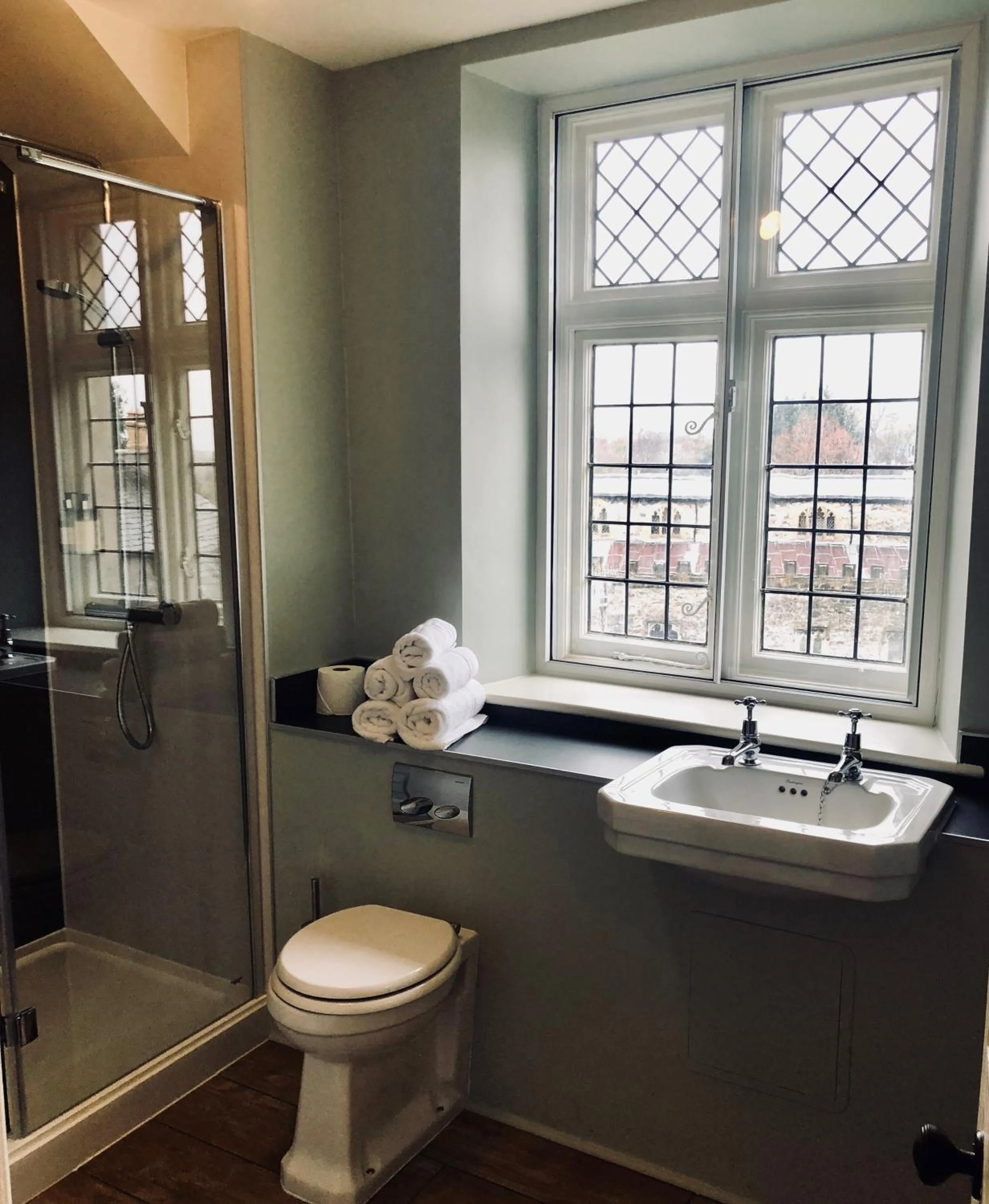 Bathroom in The Wheatsheaf at Beetham