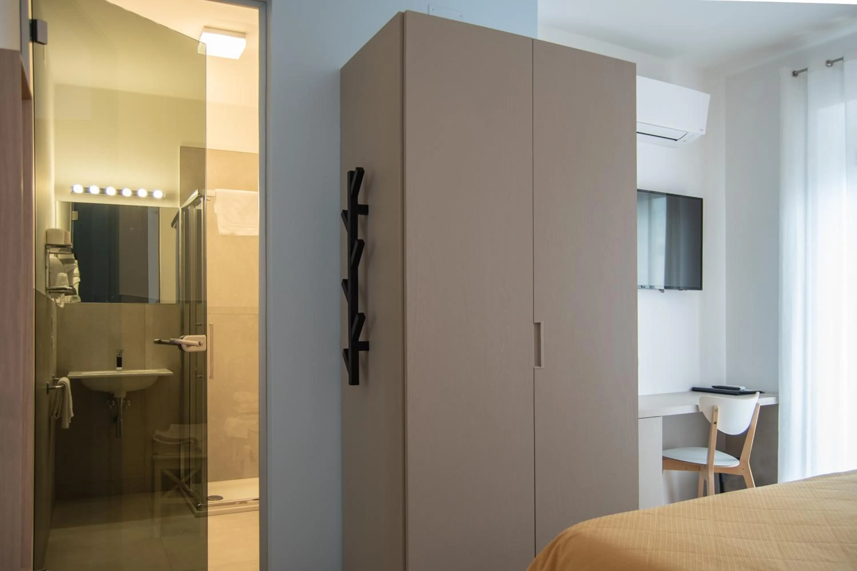 Bathroom, Bed in Hotel Oliva