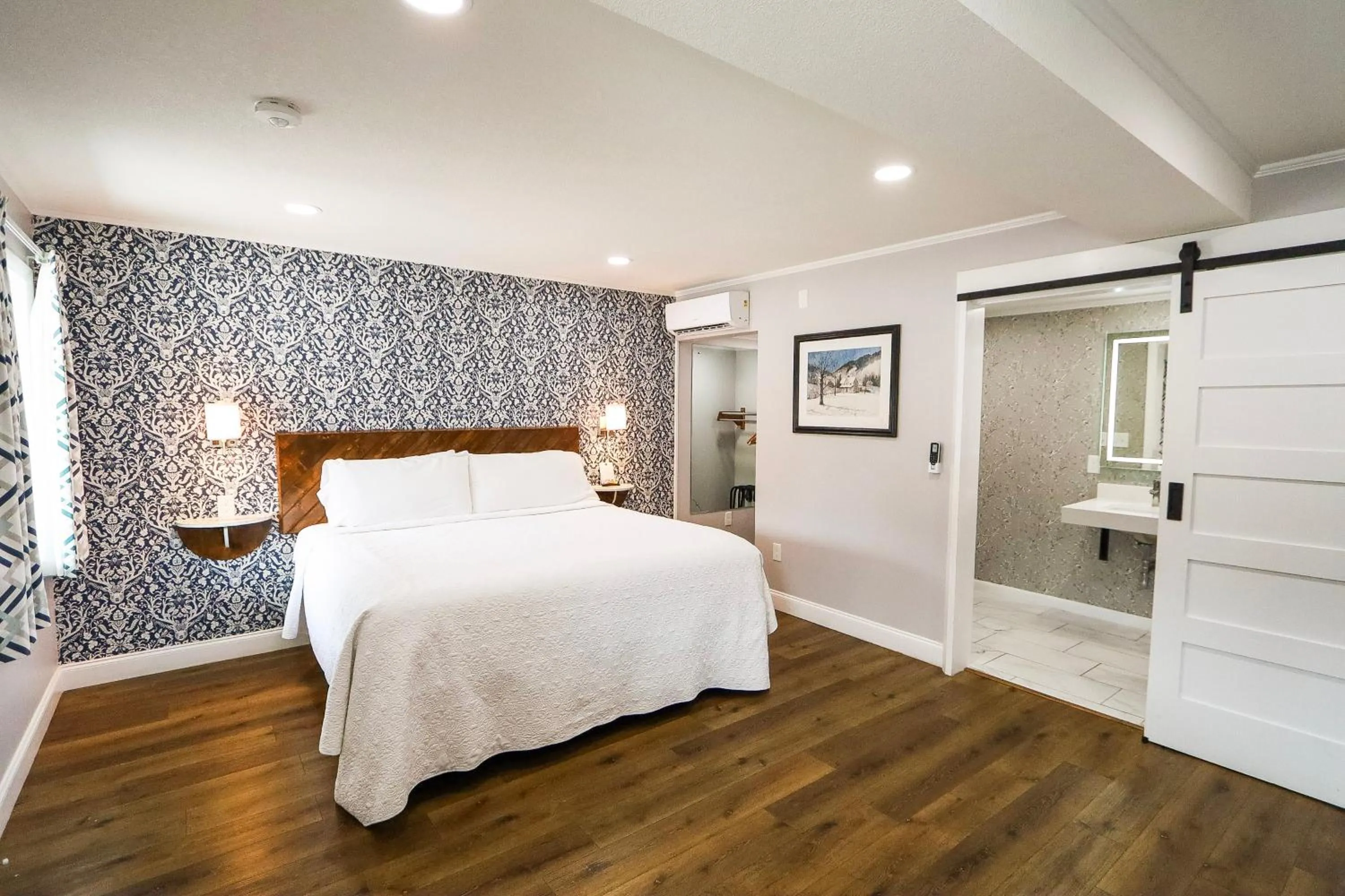 Bedroom, Bed in The Gillette