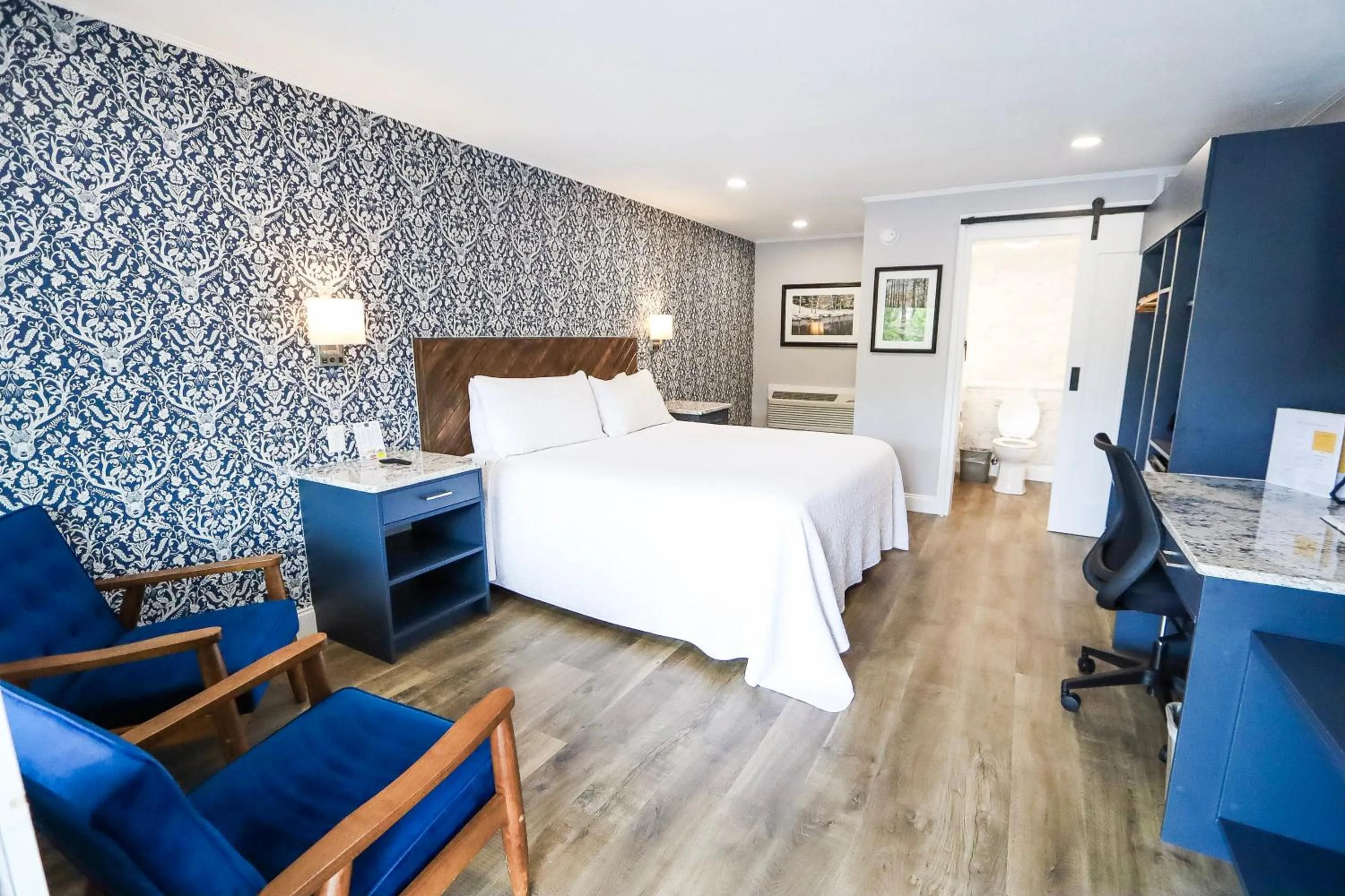 Seating area, Bed in The Gillette