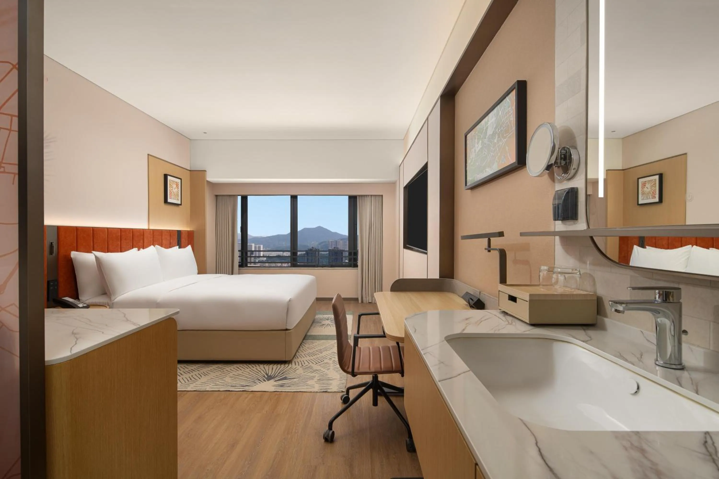 Bathroom, Bed in Hilton Garden Inn Shenzhen Pingshan Chaoshang Plaza