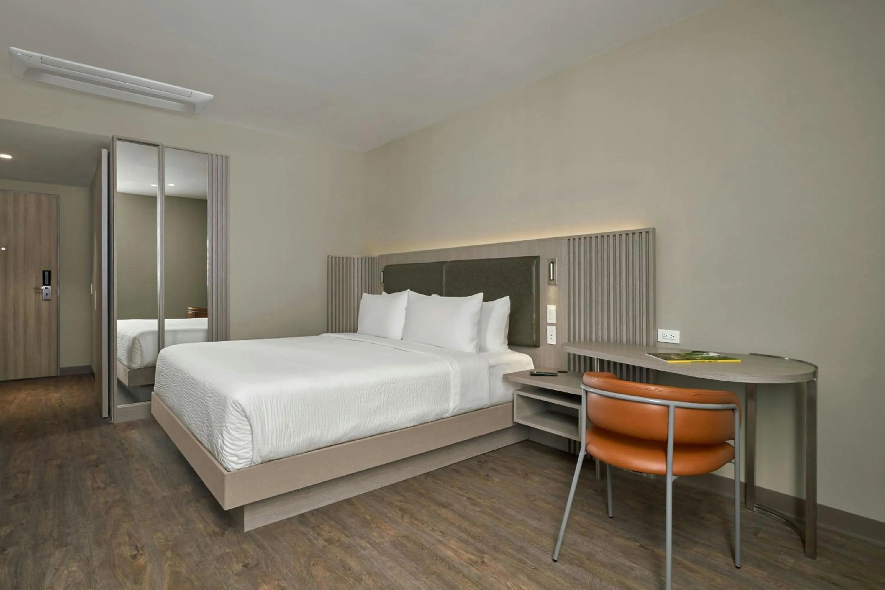 Photo of the whole room, Bed in Courtyard by Marriott Quito Airport