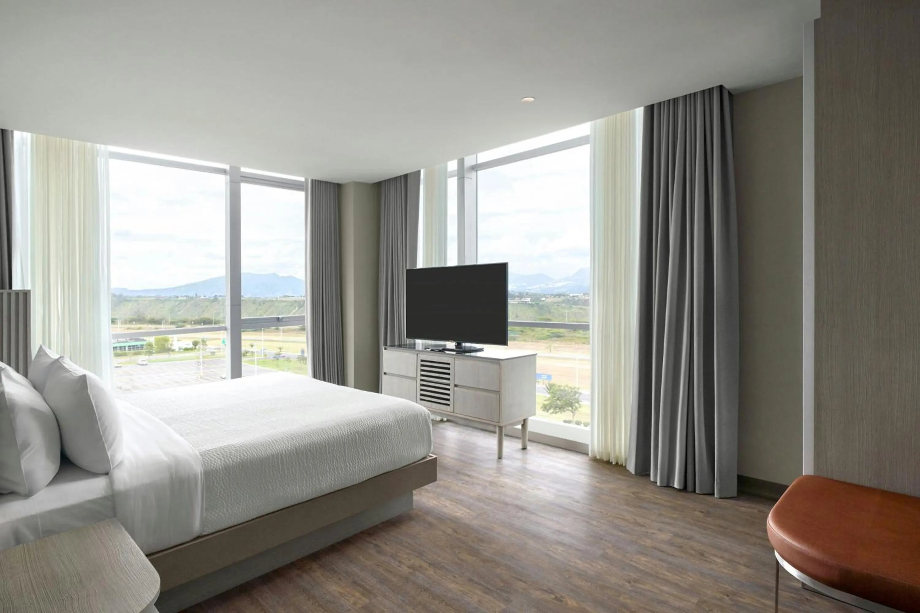 Photo of the whole room, Bed in Courtyard by Marriott Quito Airport