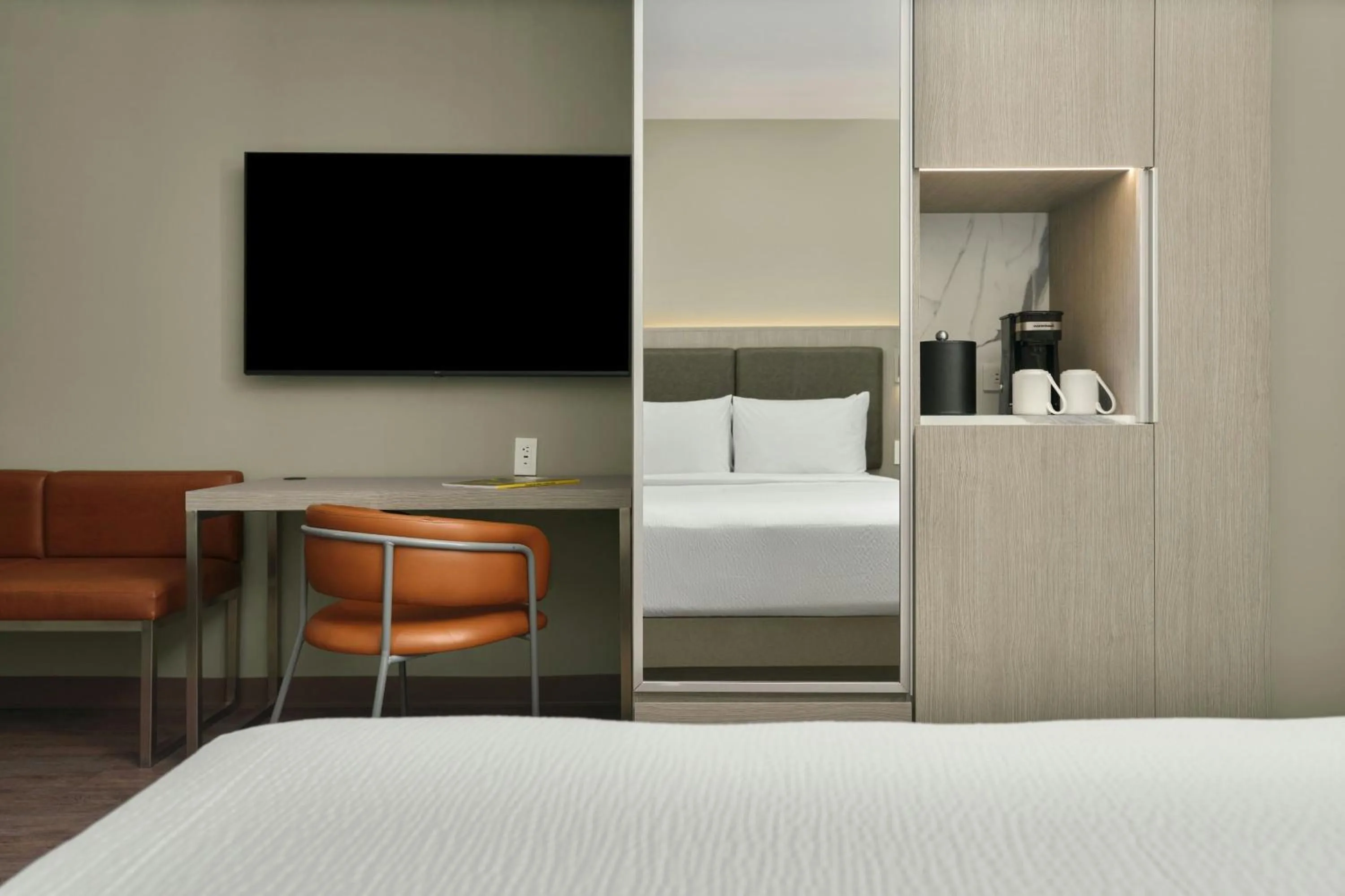 Photo of the whole room, Bed in Courtyard by Marriott Quito Airport