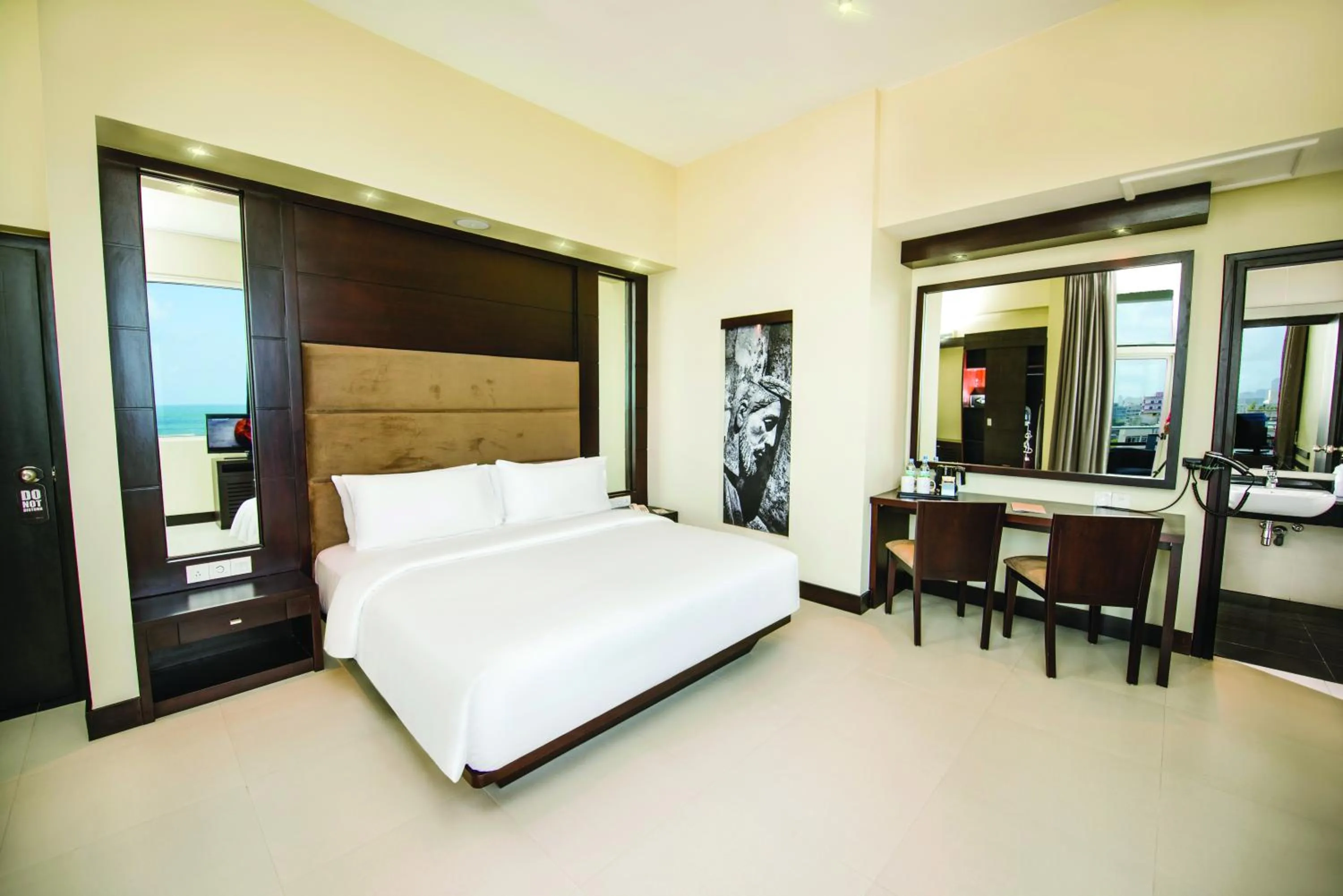 Photo of the whole room, Bed in Fair View Hotel Colombo