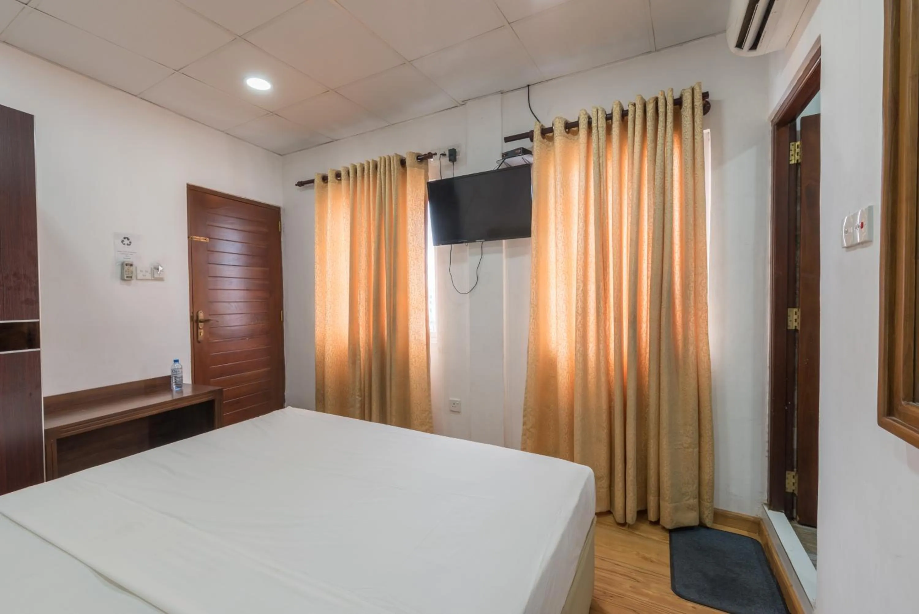 Photo of the whole room, Bed in Metro City Hotel