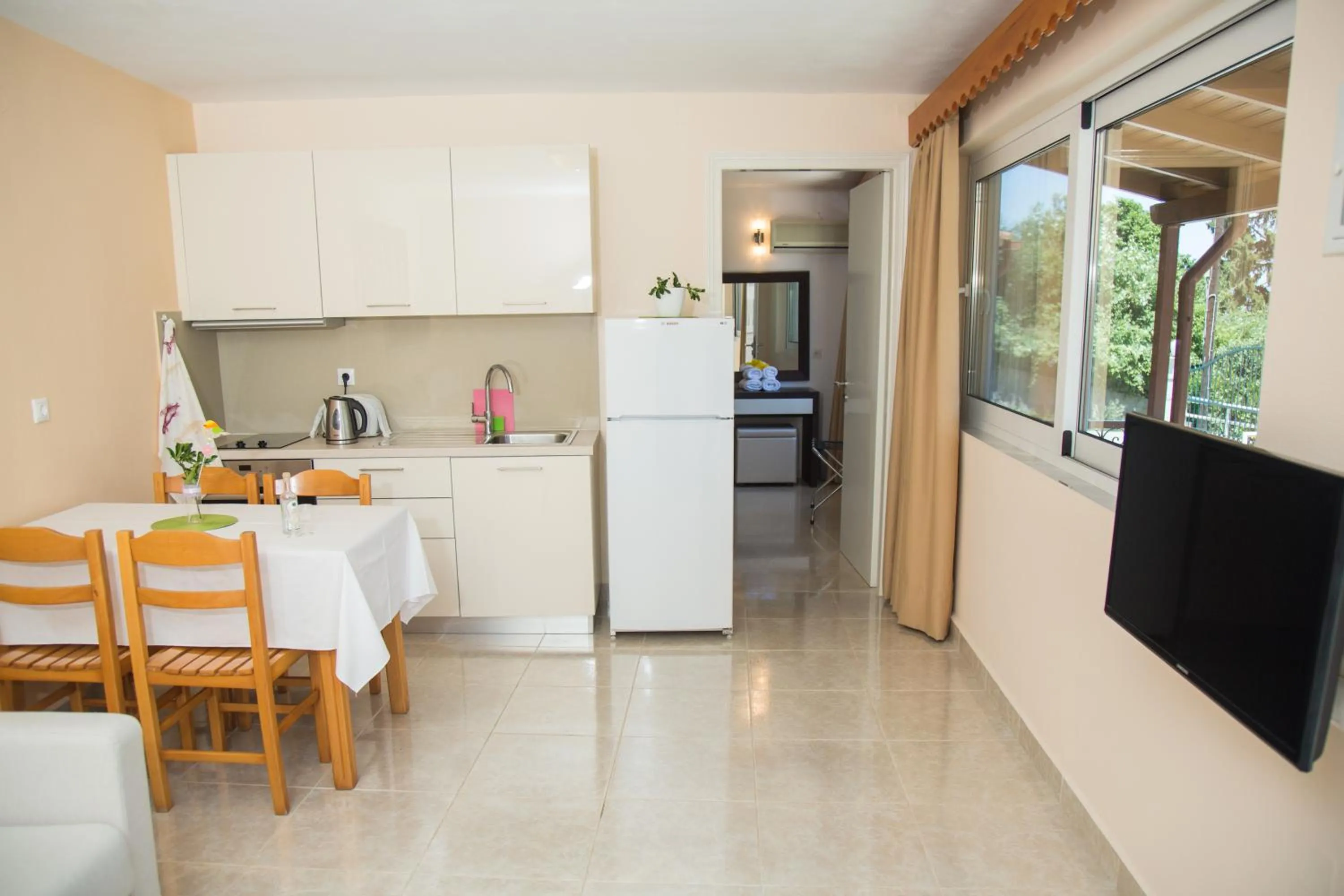Kitchen or kitchenette in Brentanos Apartments - A - View of Paradise