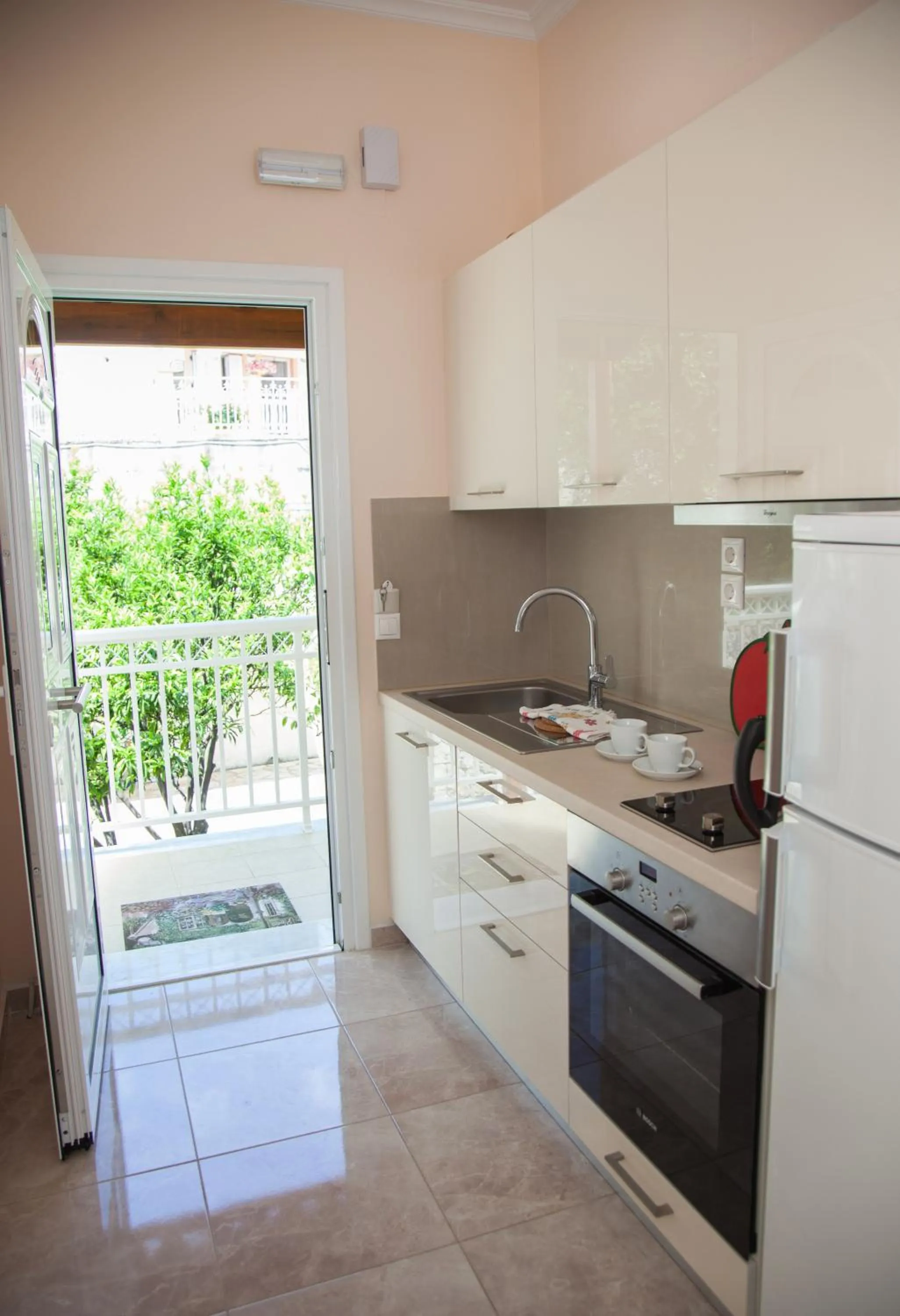 Kitchen or kitchenette in Brentanos Apartments - A - View of Paradise