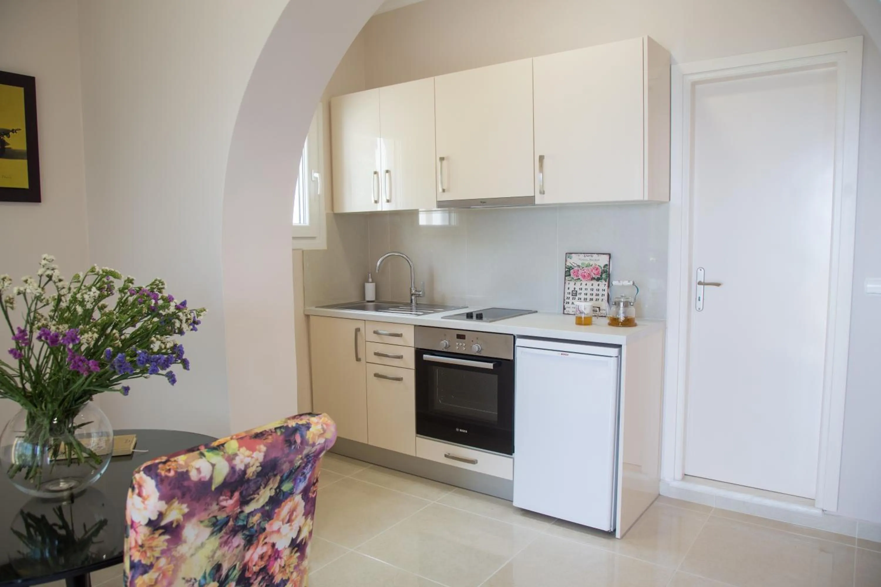 Kitchen or kitchenette in Brentanos Apartments - A - View of Paradise