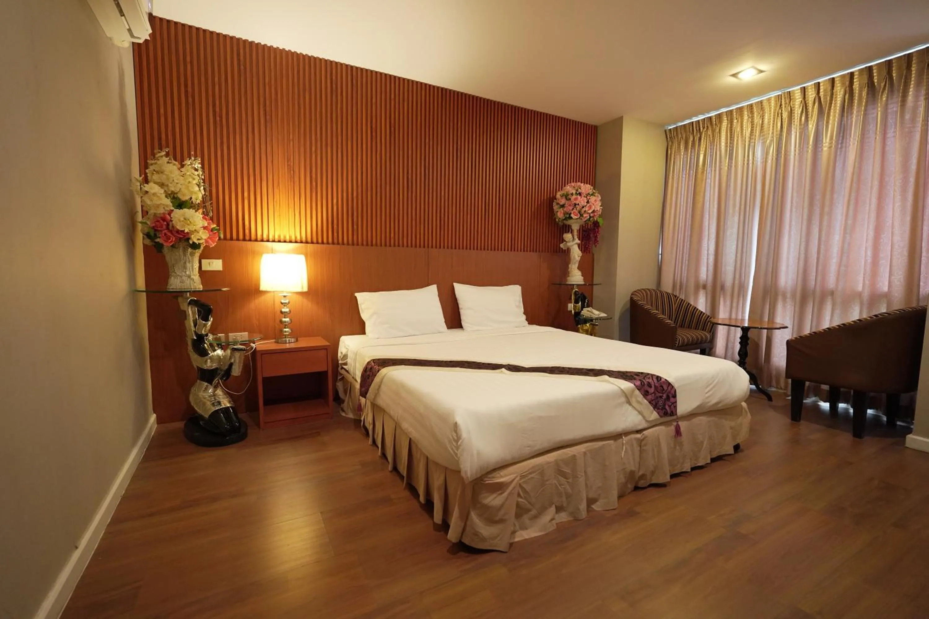 Bed in Three Seasons Bangkok