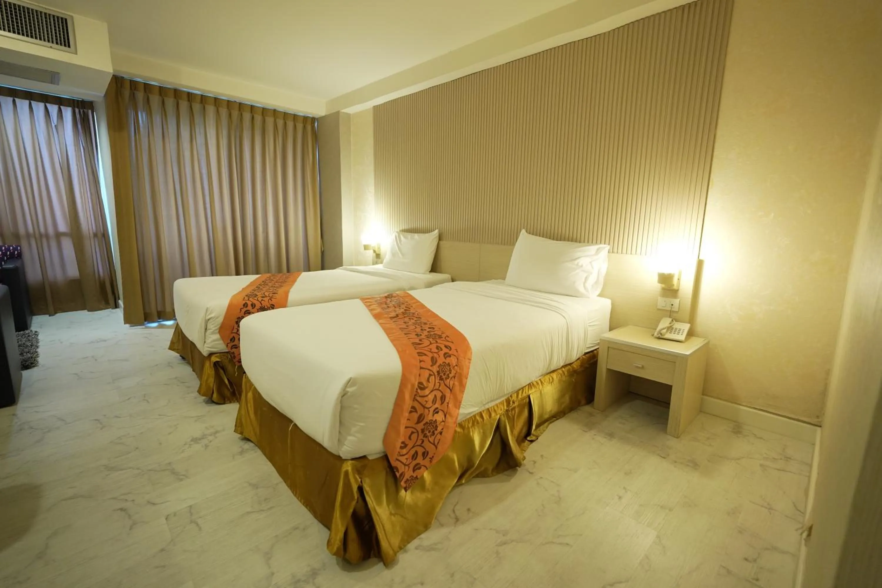 Bed in Three Seasons Bangkok