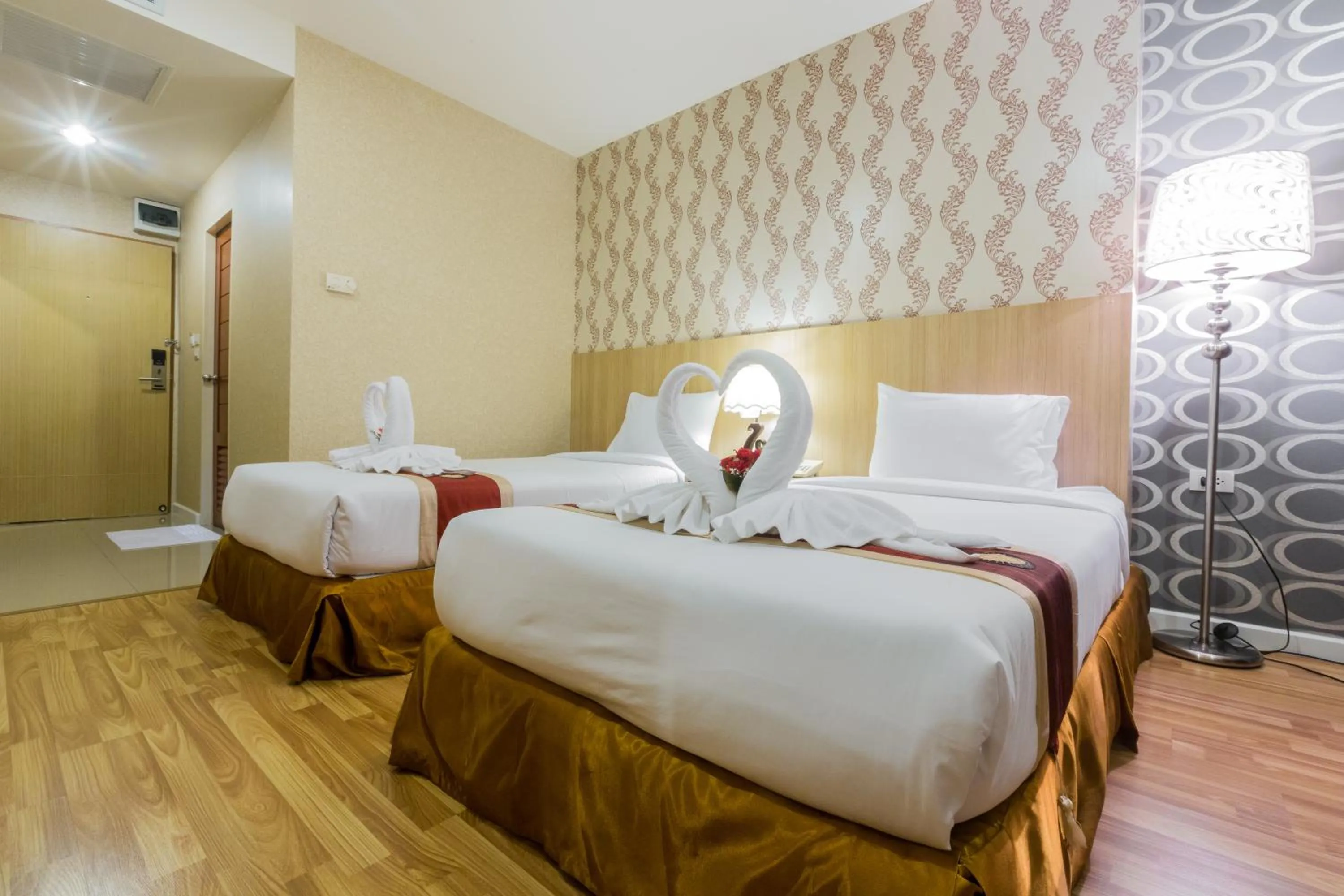 Bed in Three Seasons Bangkok