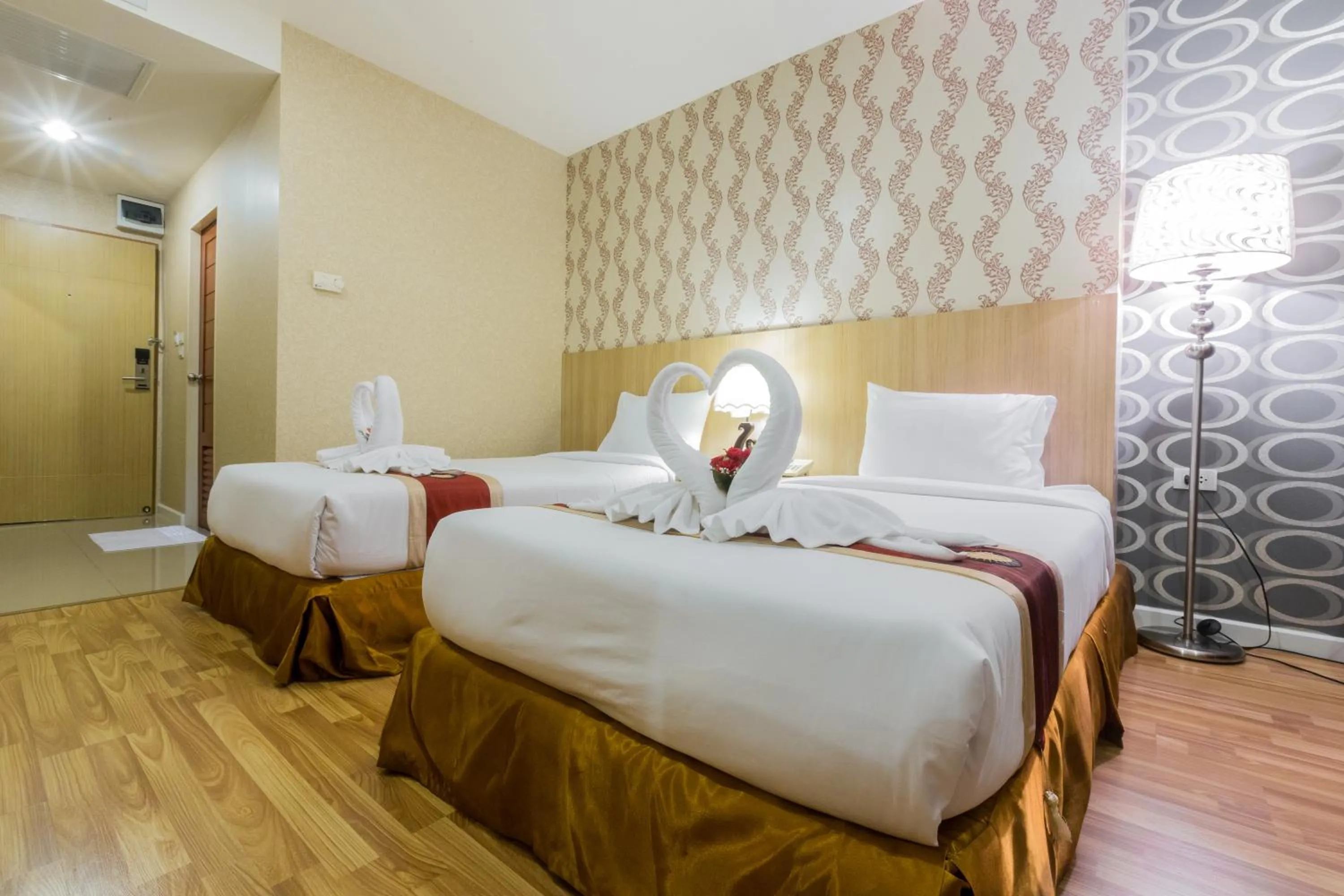 Bed in Three Seasons Bangkok