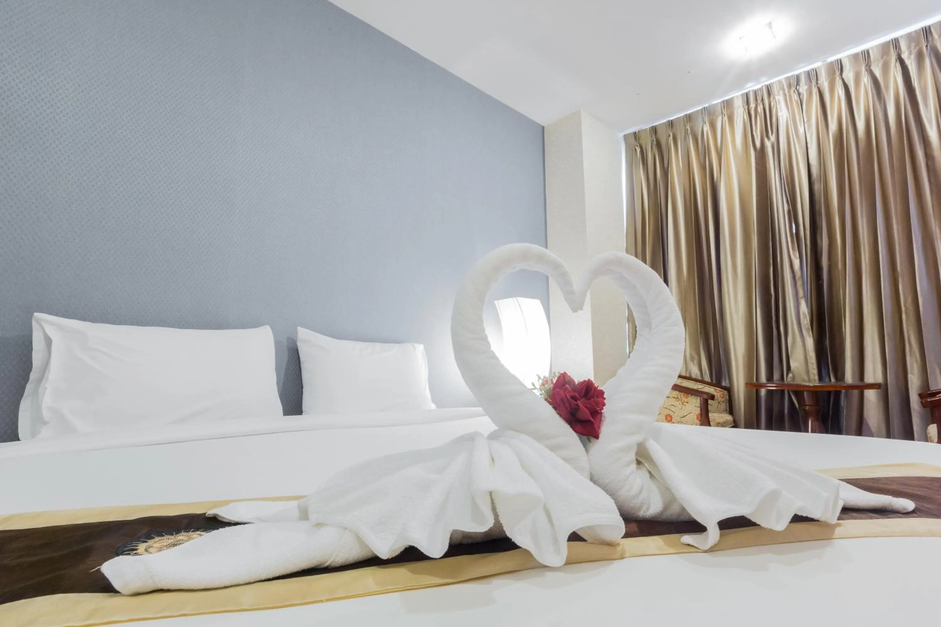 Bed in Three Seasons Bangkok