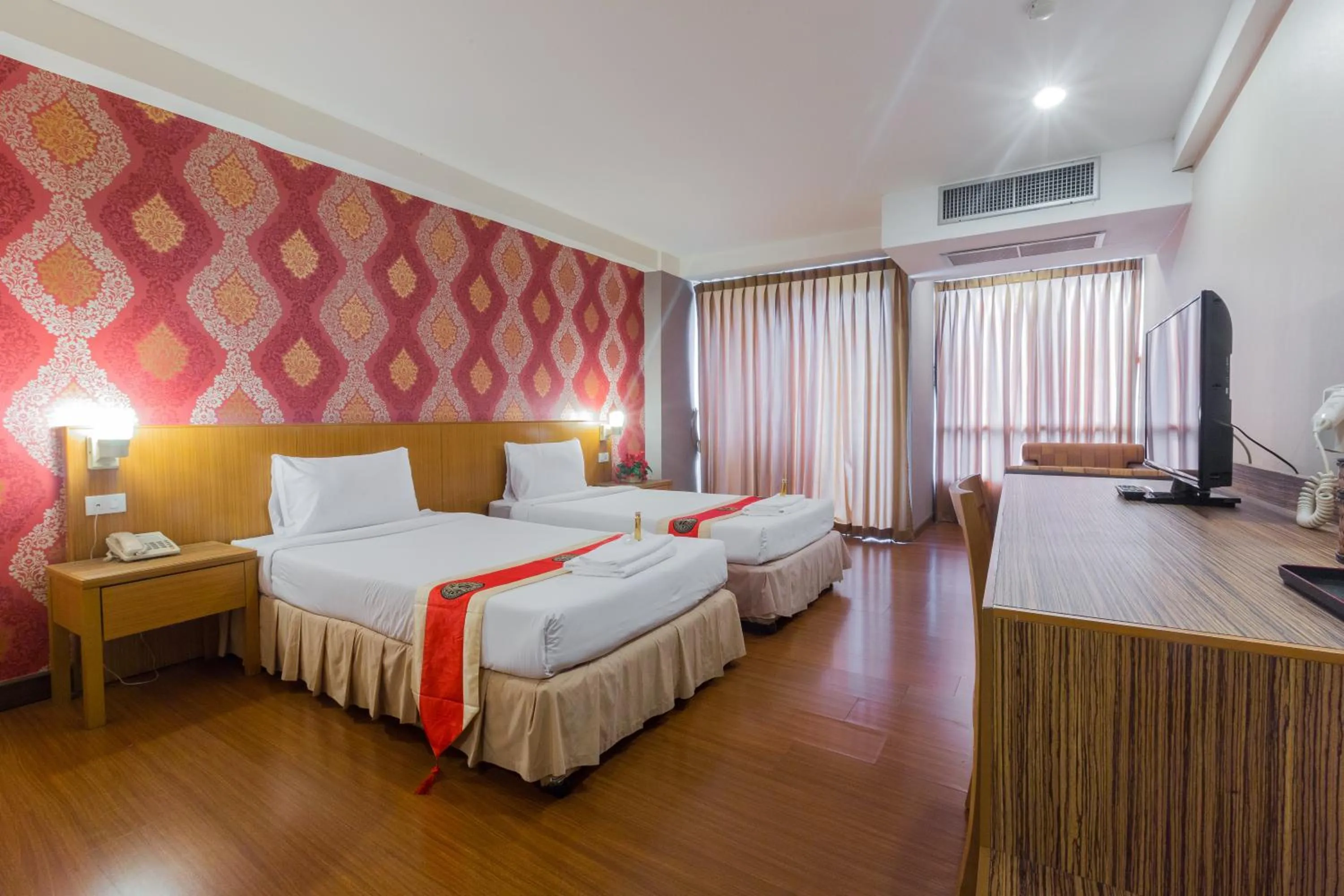 Bed in Three Seasons Bangkok