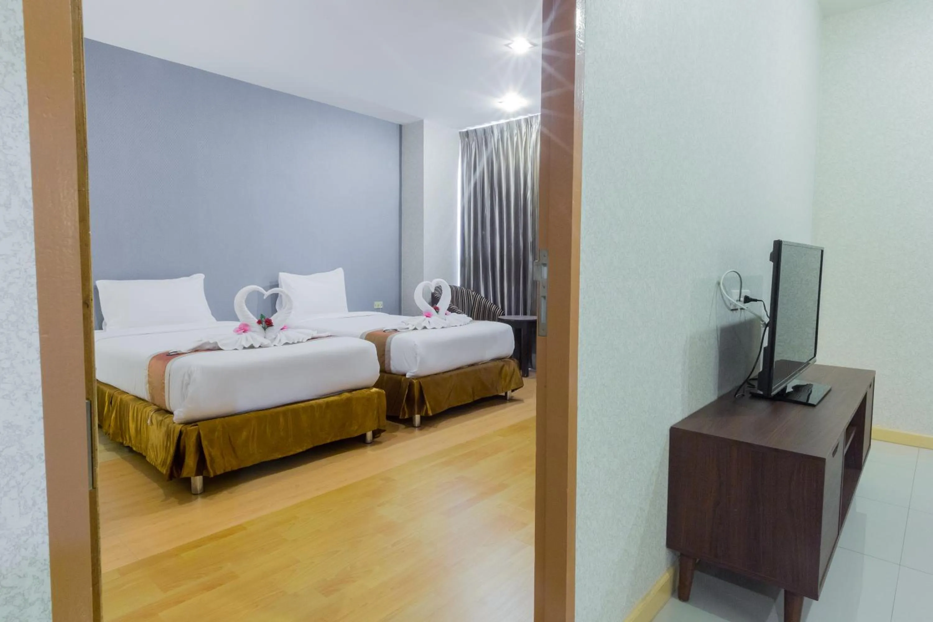 Bed in Three Seasons Bangkok