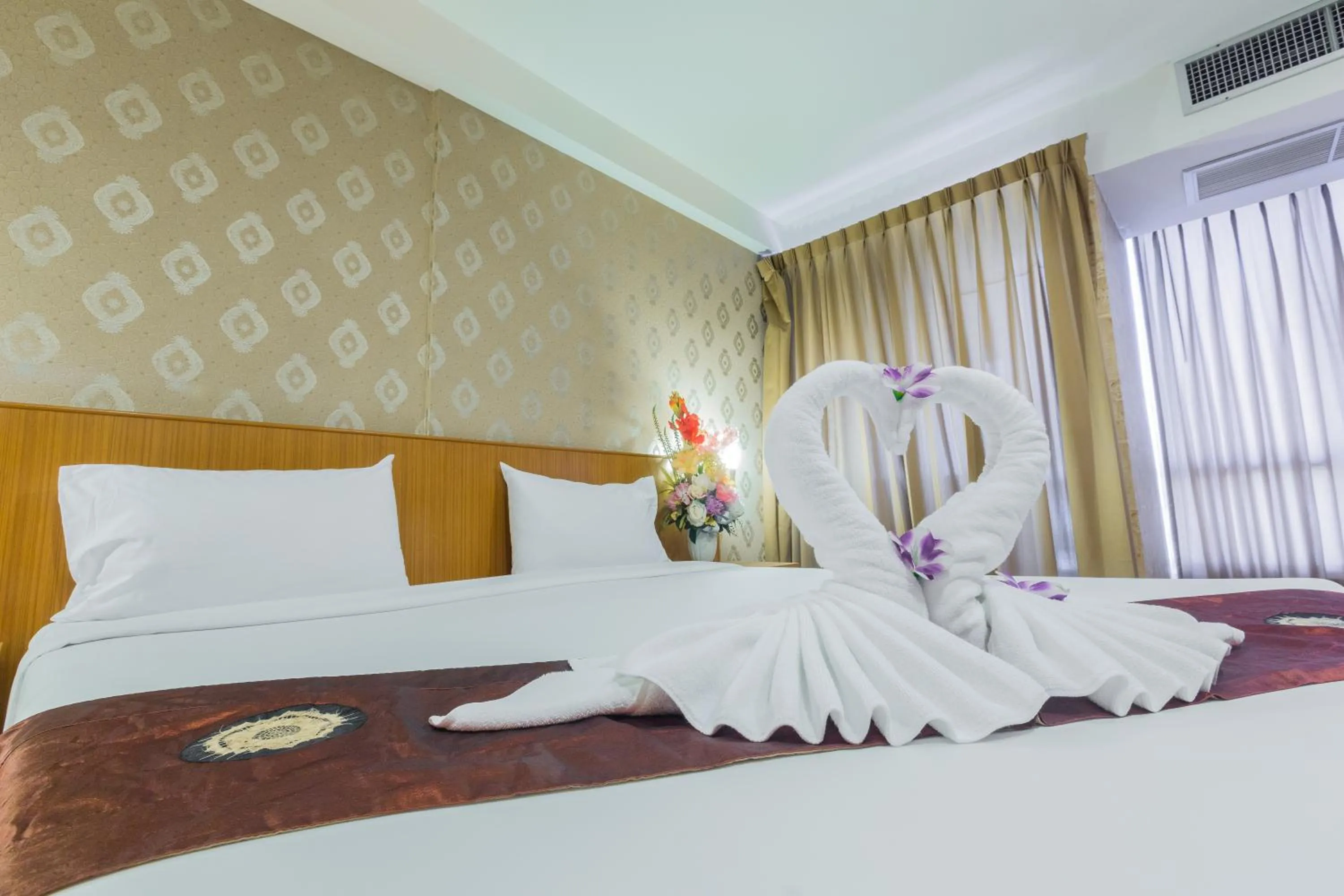 Bed in Three Seasons Bangkok