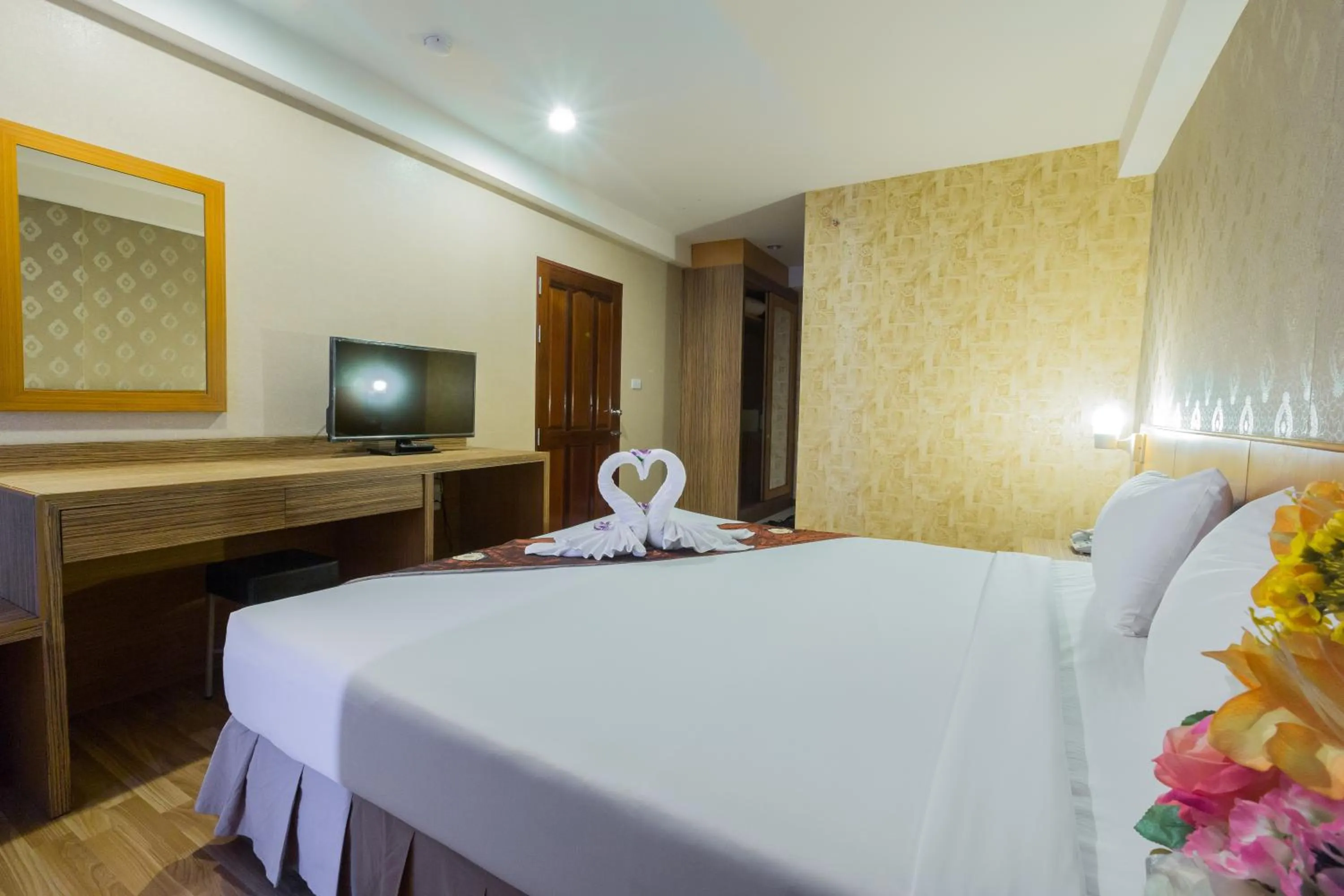 Bed in Three Seasons Bangkok