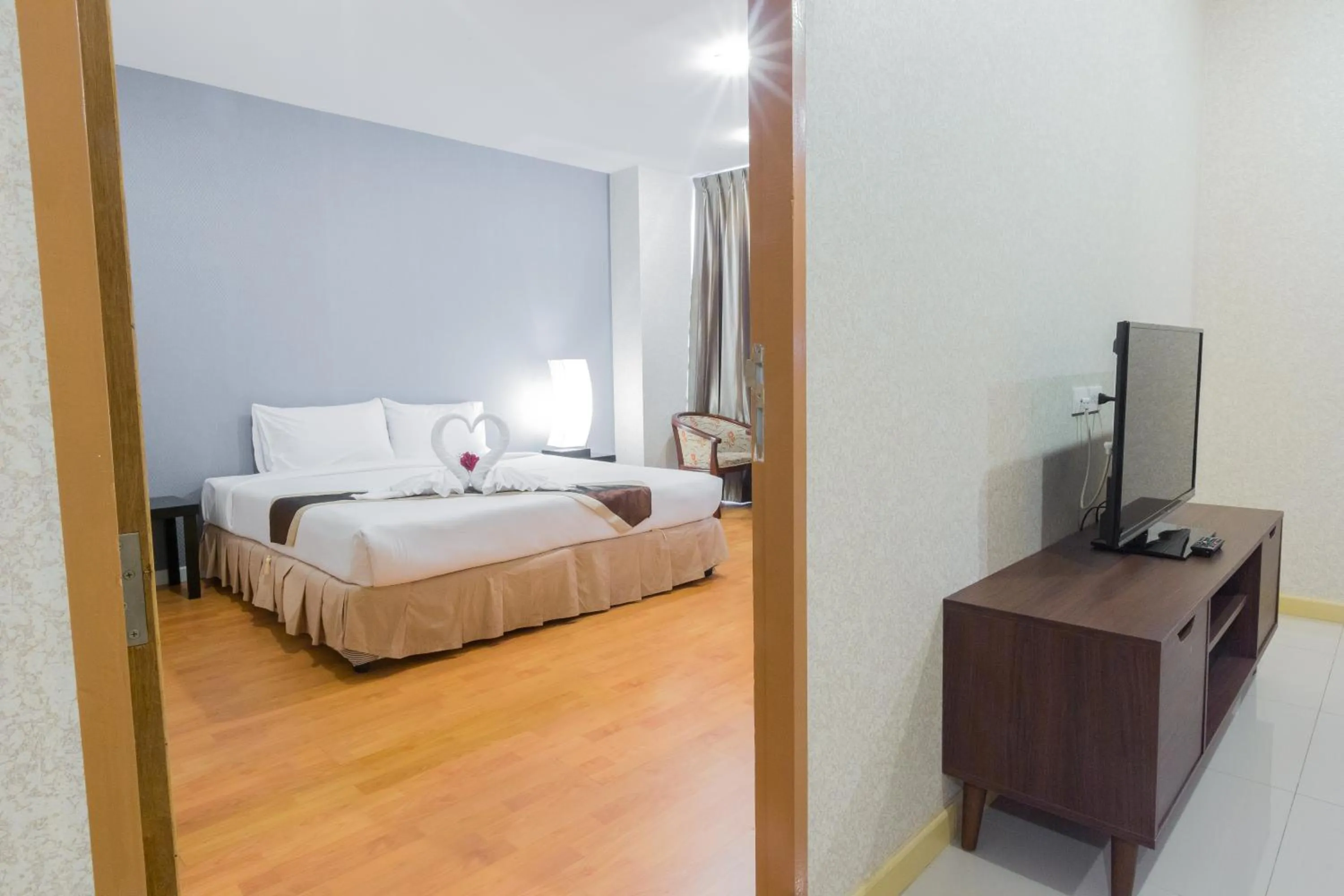 Bed in Three Seasons Bangkok