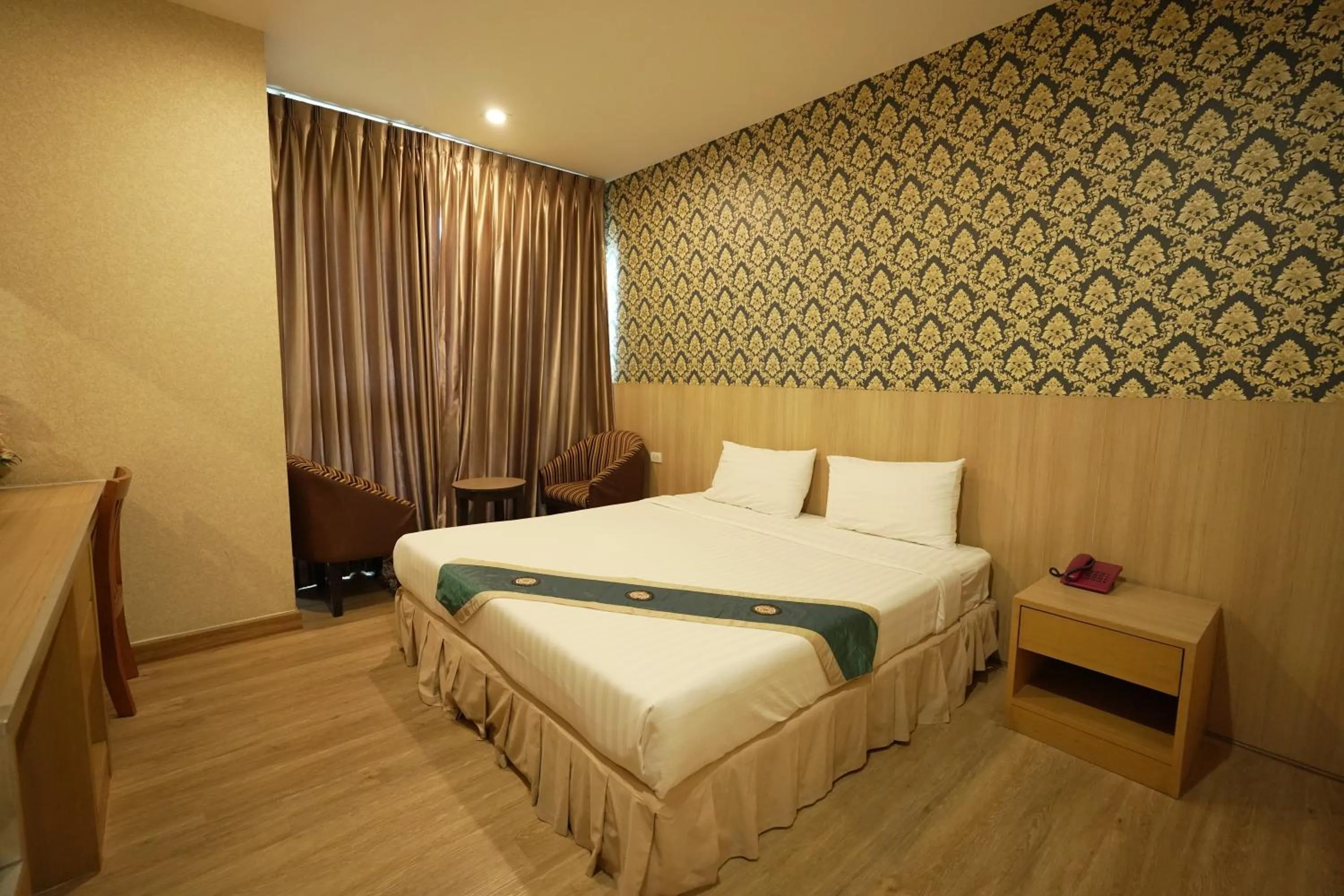 Bed in Three Seasons Bangkok