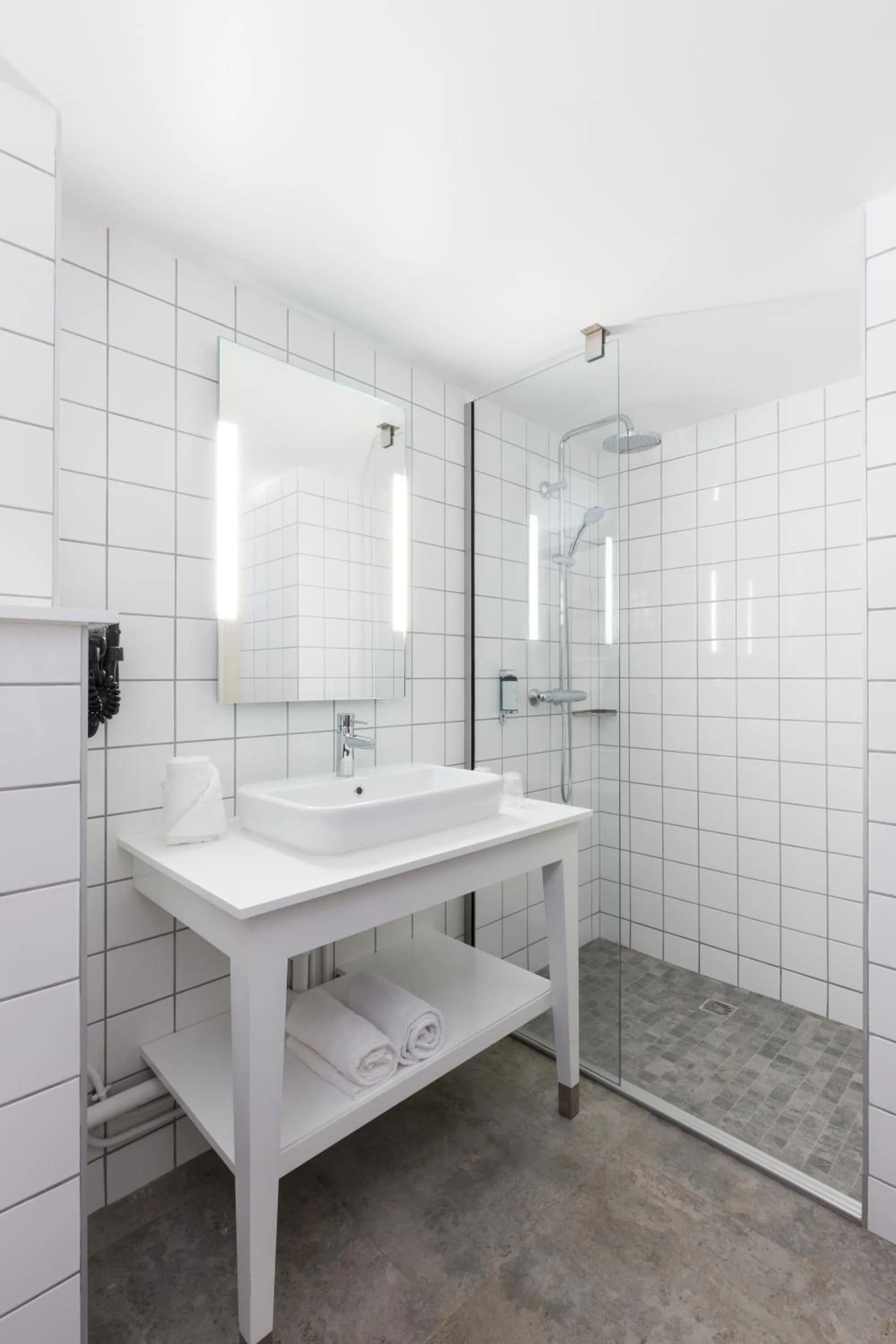 Shower in Dina Morgabine Saint Gilles