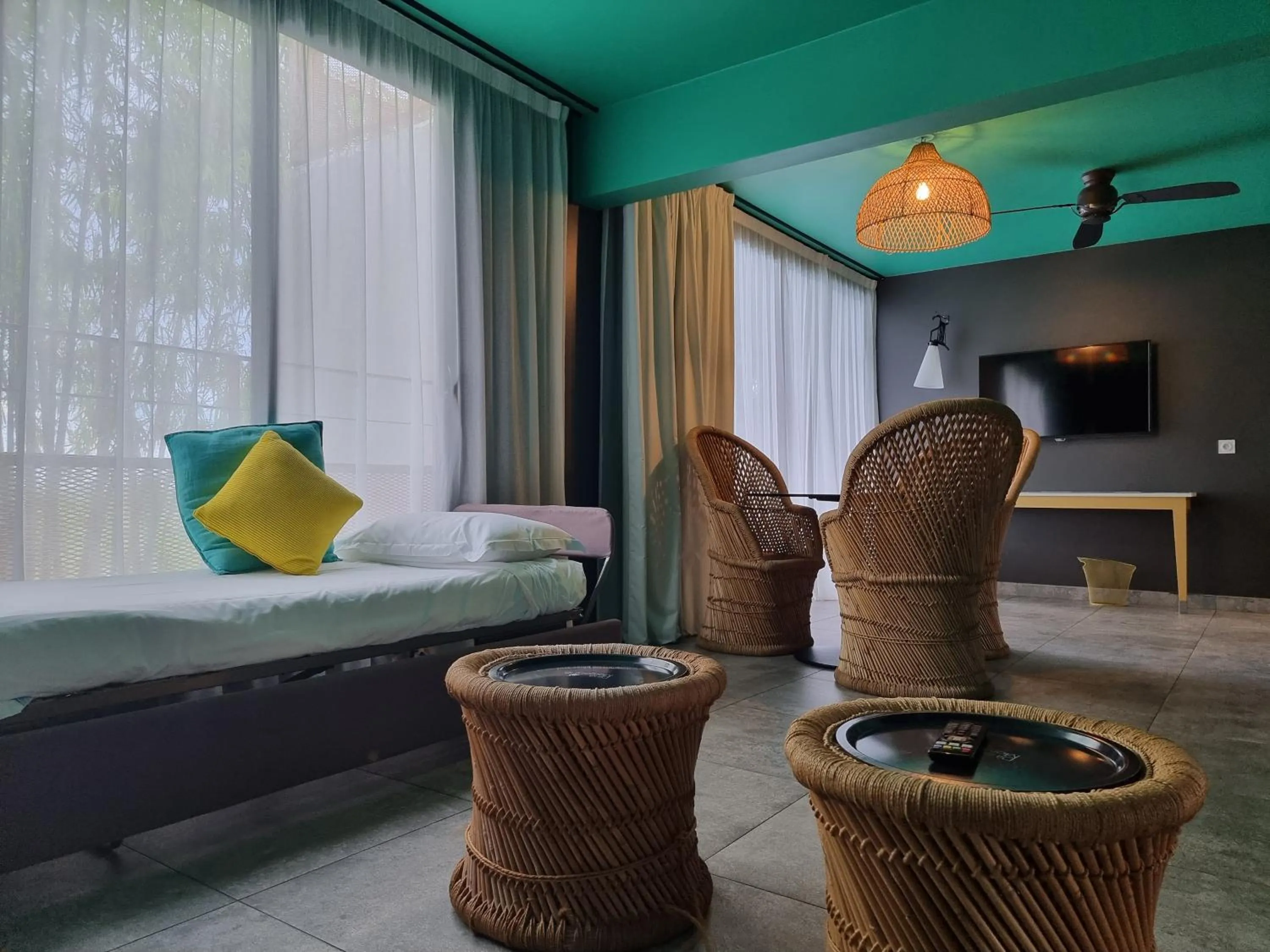 Living room, Bed in Dina Morgabine Saint Gilles