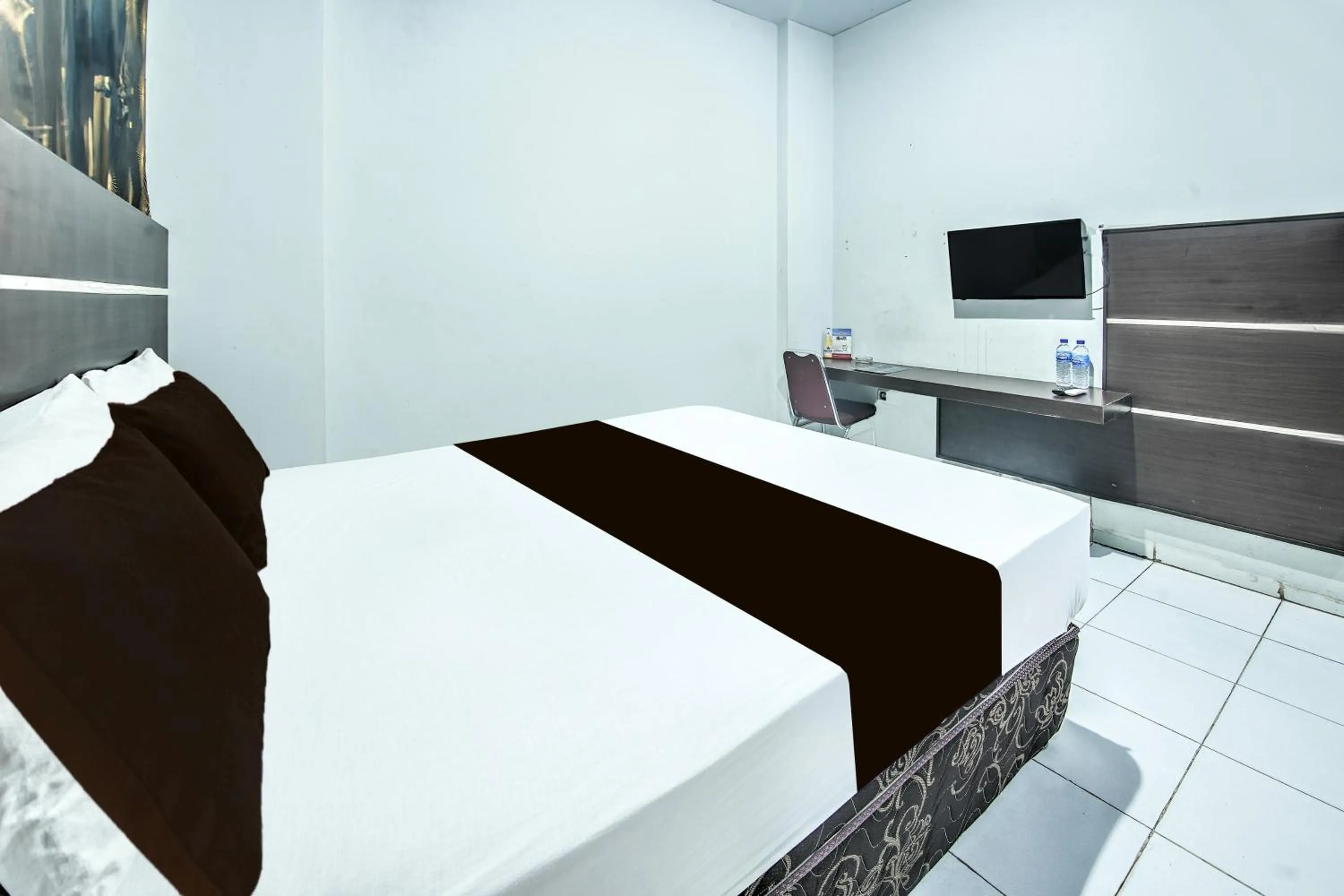 Bedroom, Bed in Hotel O Makassar near Mall Panakukang formerly Hotel Lucky Inn Makassar