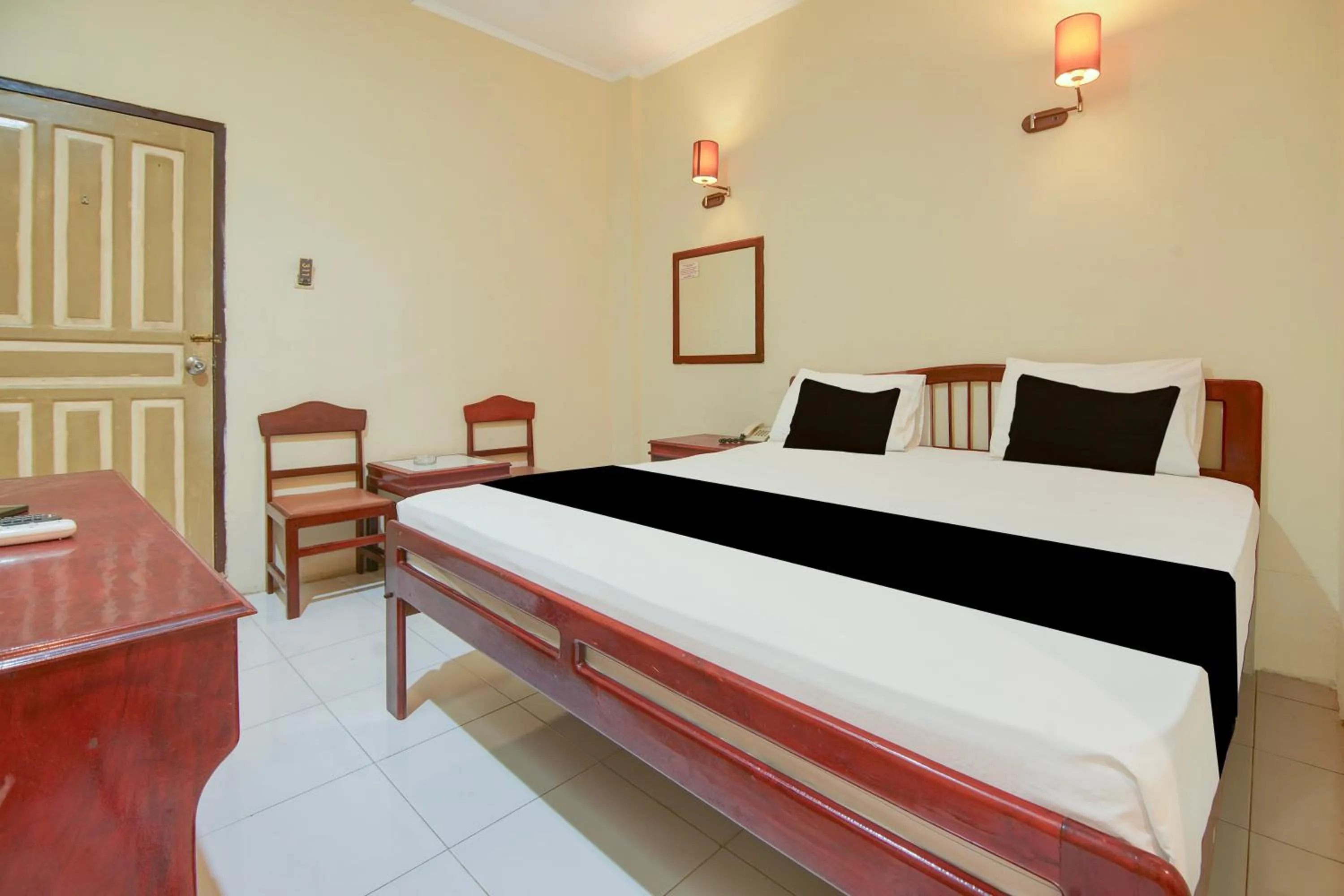 Bedroom, Bed in Hotel O Makassar near Pantai Losari formerly Hotel Tiara Sari