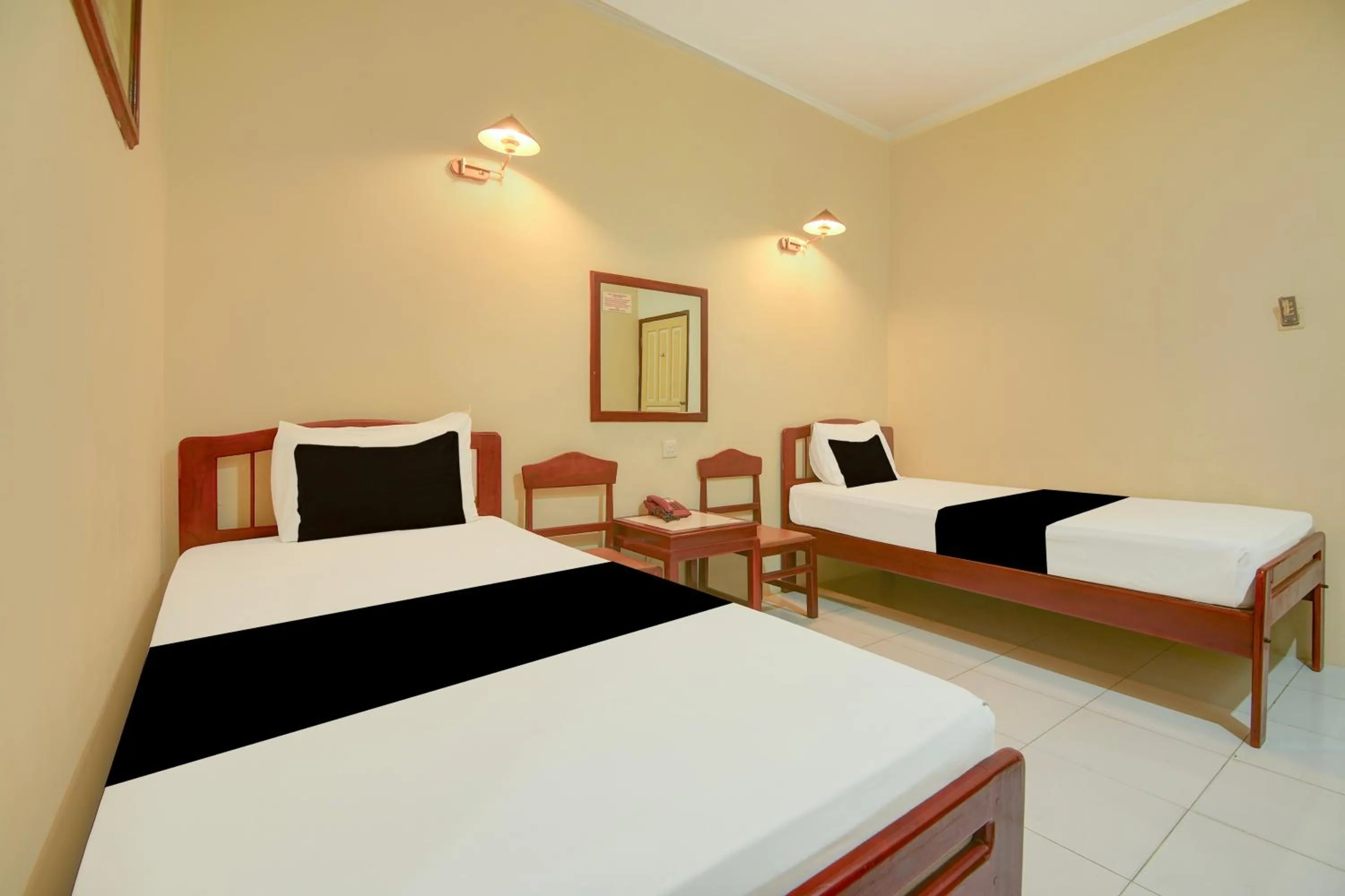 Bedroom, Bed in Hotel O Makassar near Pantai Losari formerly Hotel Tiara Sari