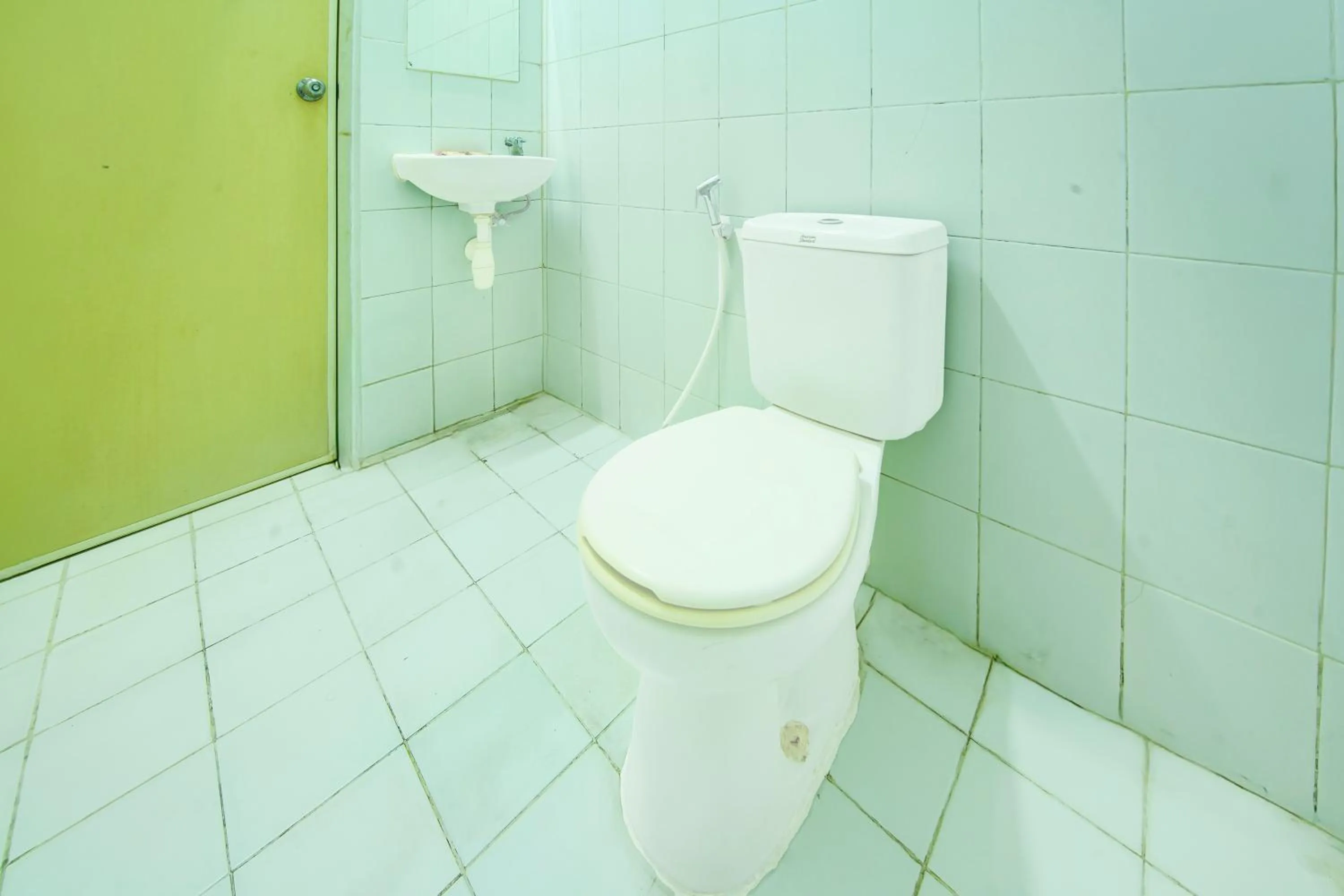 Bathroom in Hotel O Makassar near Pantai Losari formerly Hotel Tiara Sari