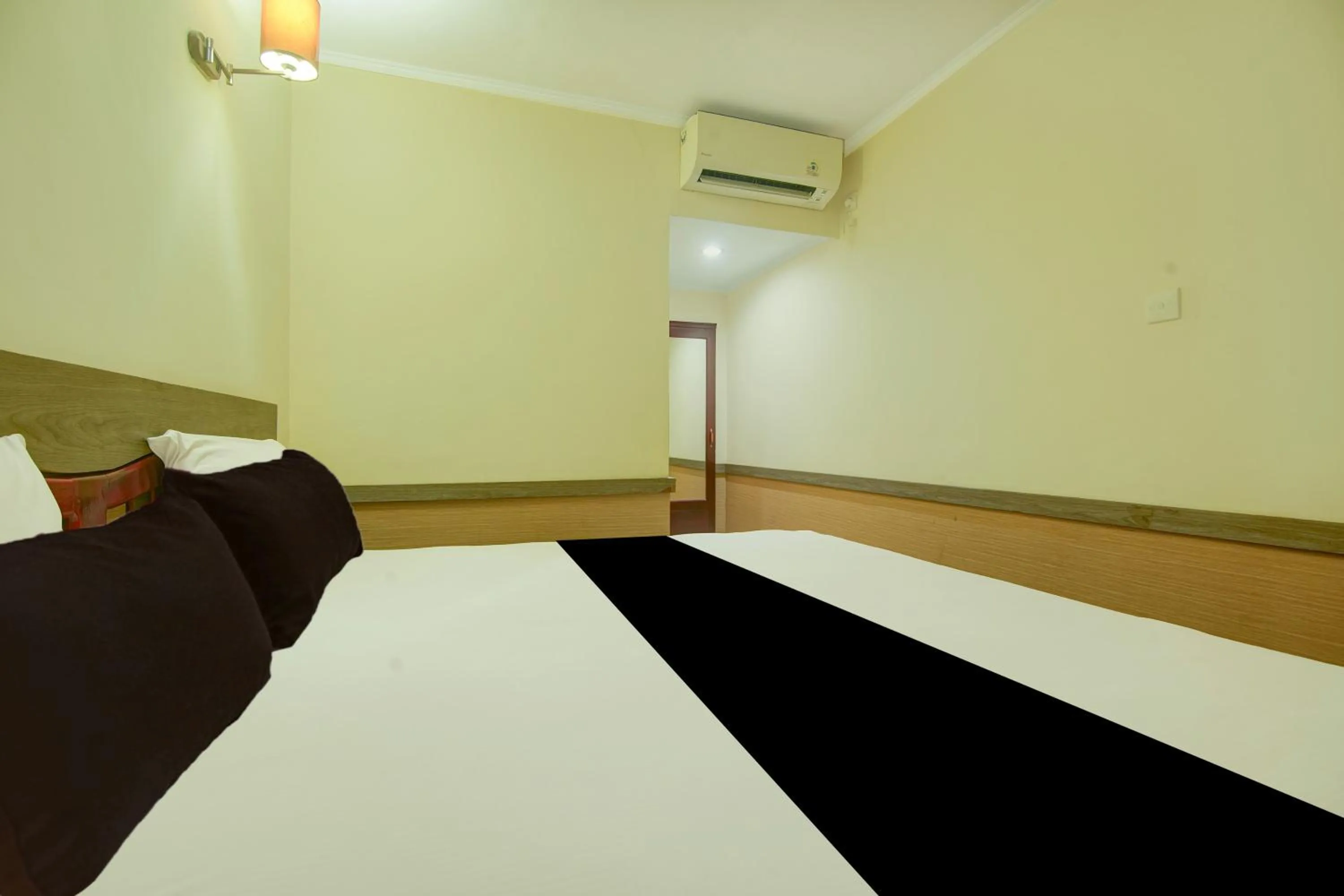 Bedroom, Bed in Hotel O Makassar near Pantai Losari formerly Hotel Tiara Sari