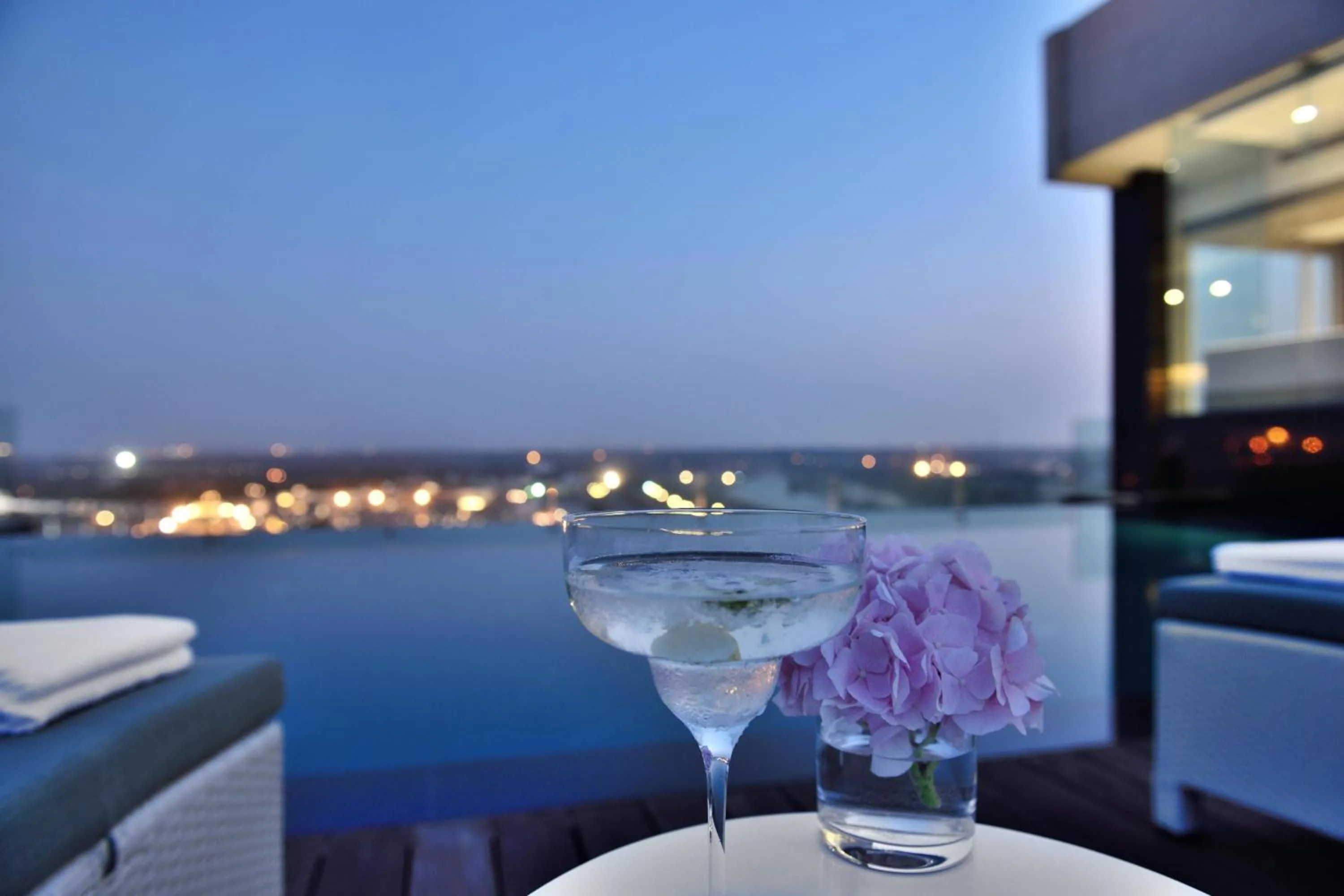 Lounge or bar in Renaissance Lucknow Hotel, Gomti Nagar