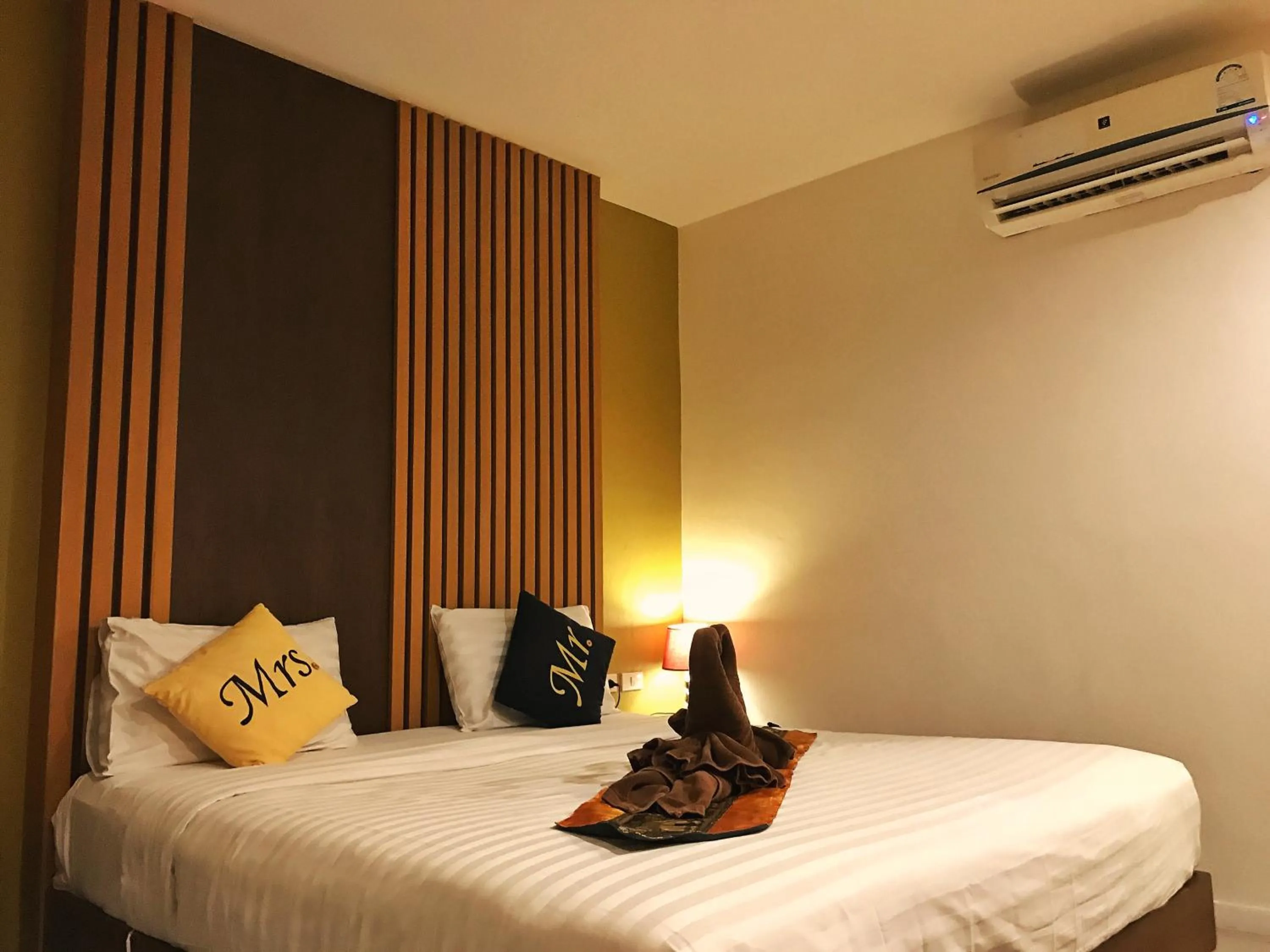 Bed in Tropical Sunset Hotel Patong