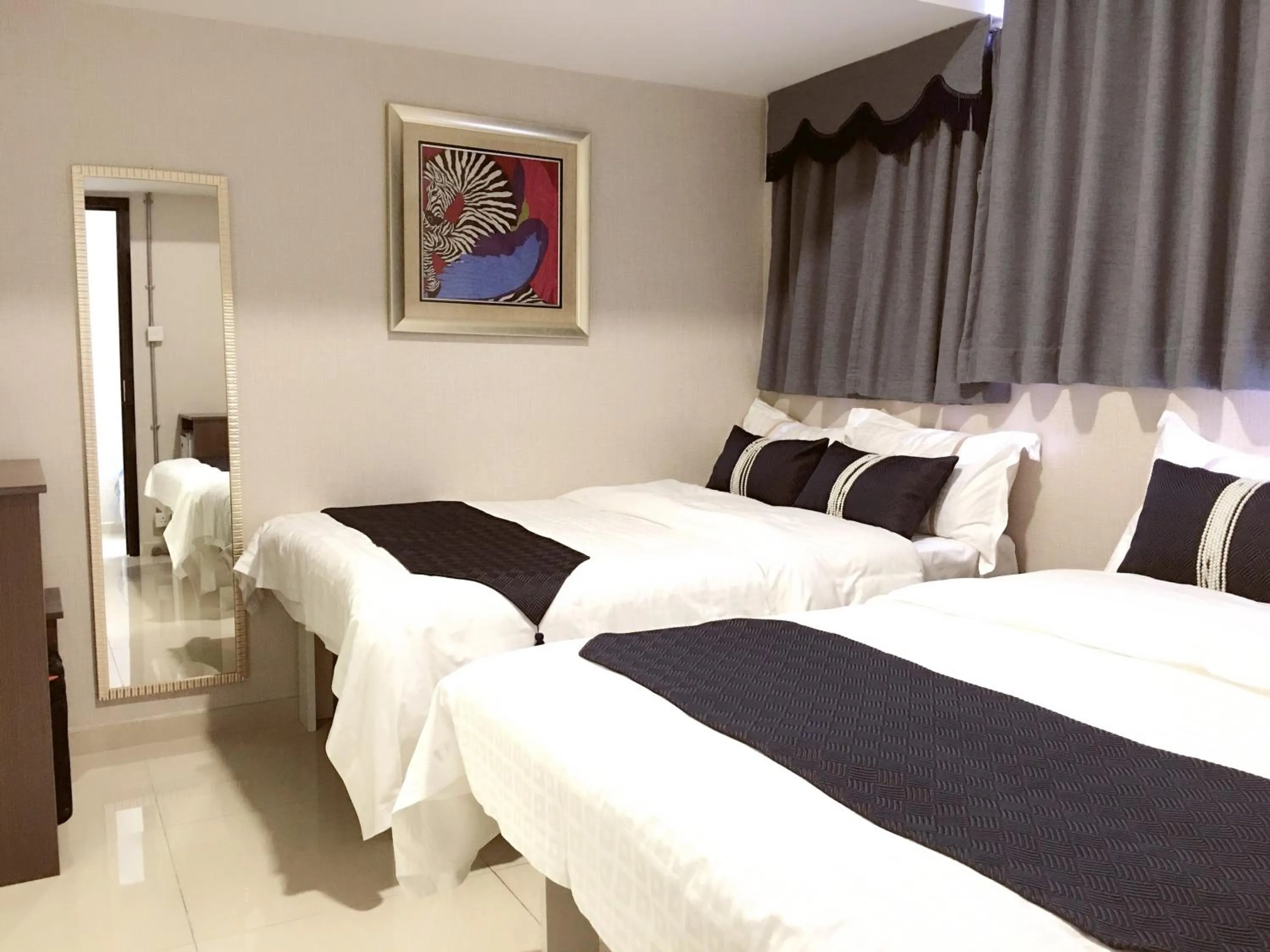 Bedroom, Bed in Seasons Hotel