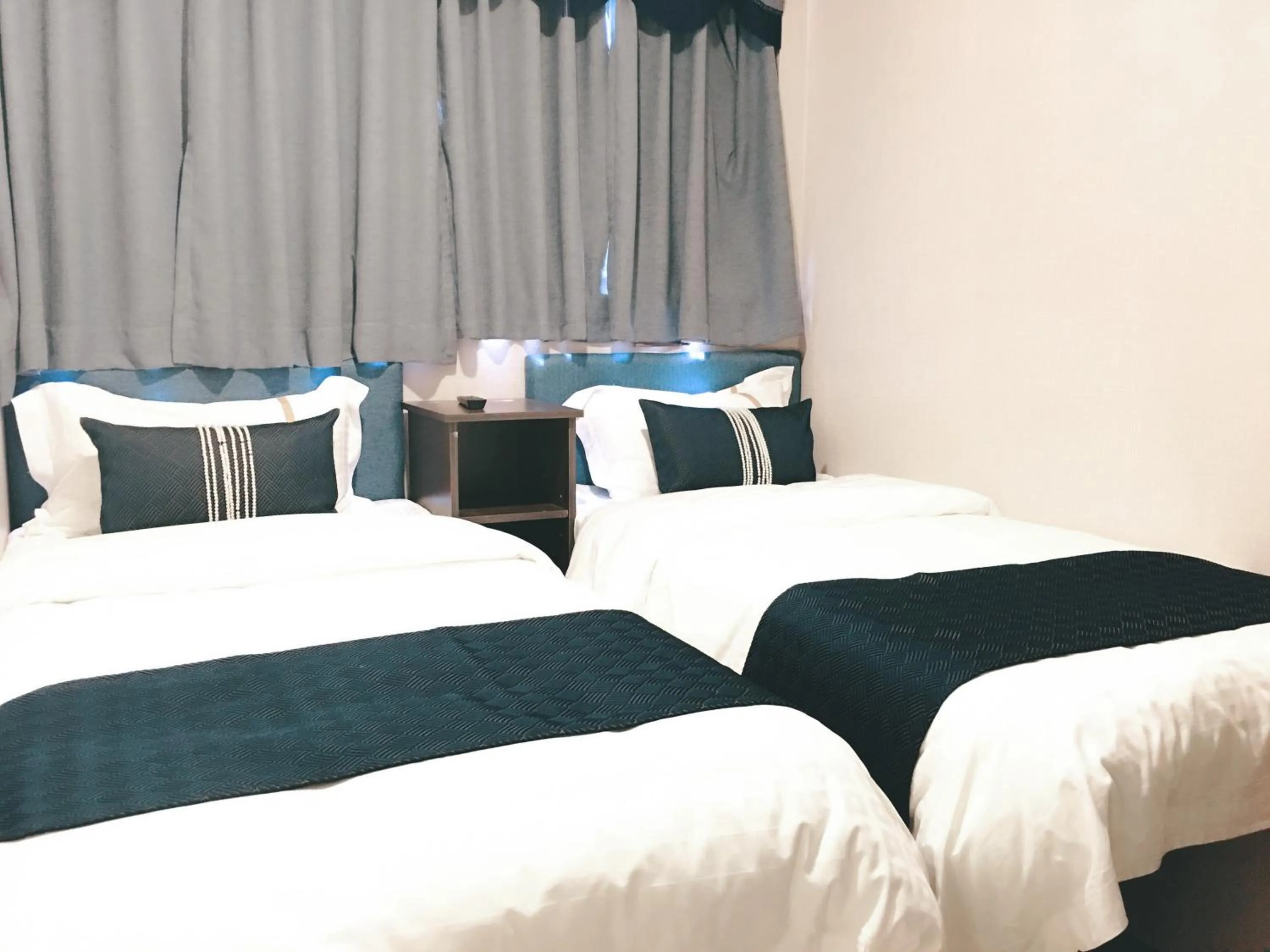 Bedroom, Bed in Seasons Hotel